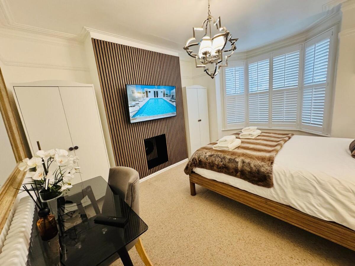 Luxury Designer 2-Bedroom Apartment with Private Garden & Free Parking