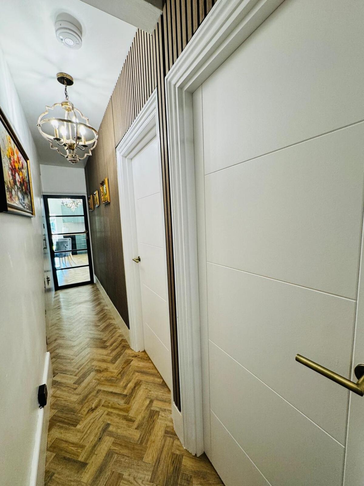 Luxury Designer 2-Bedroom Apartment with Private Garden & Free Parking