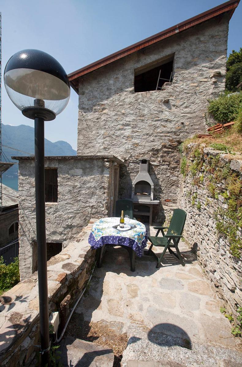 Pinky House en Nesso — balance & terrace