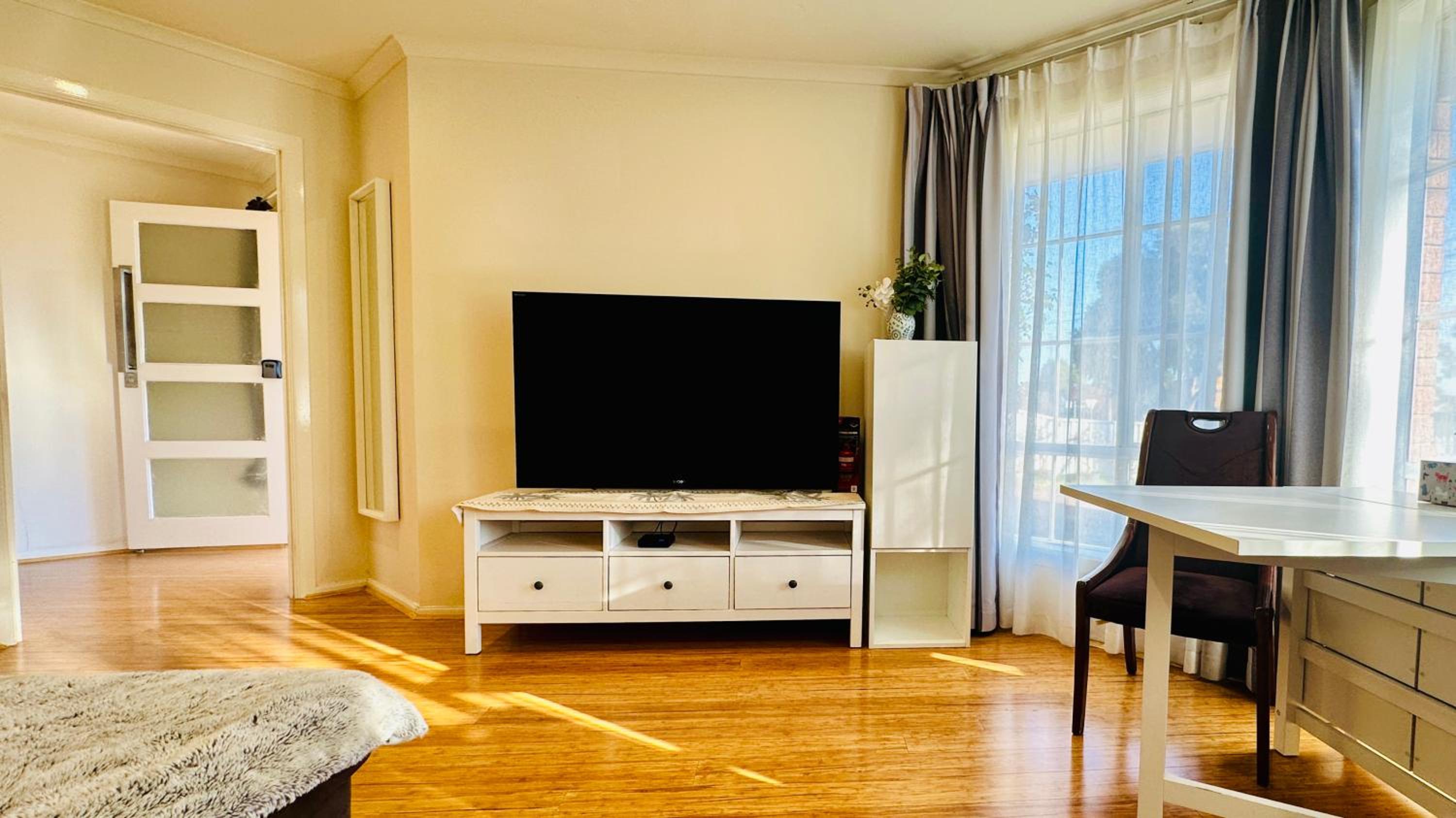 20 minutes to Mel CBD 2 BRs AirCon unit guest house