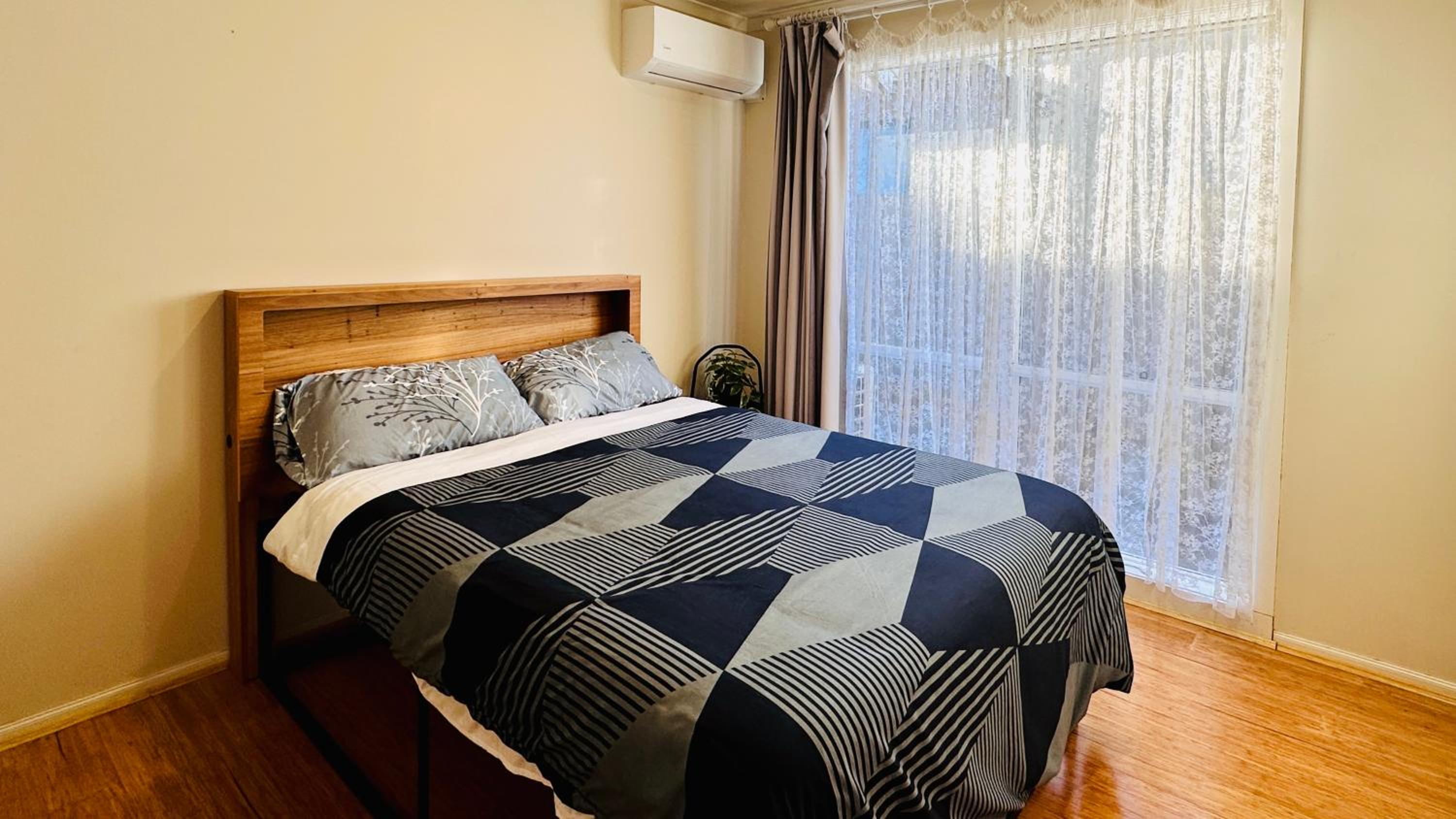 20 minutes to Mel CBD 2 BRs AirCon unit guest house