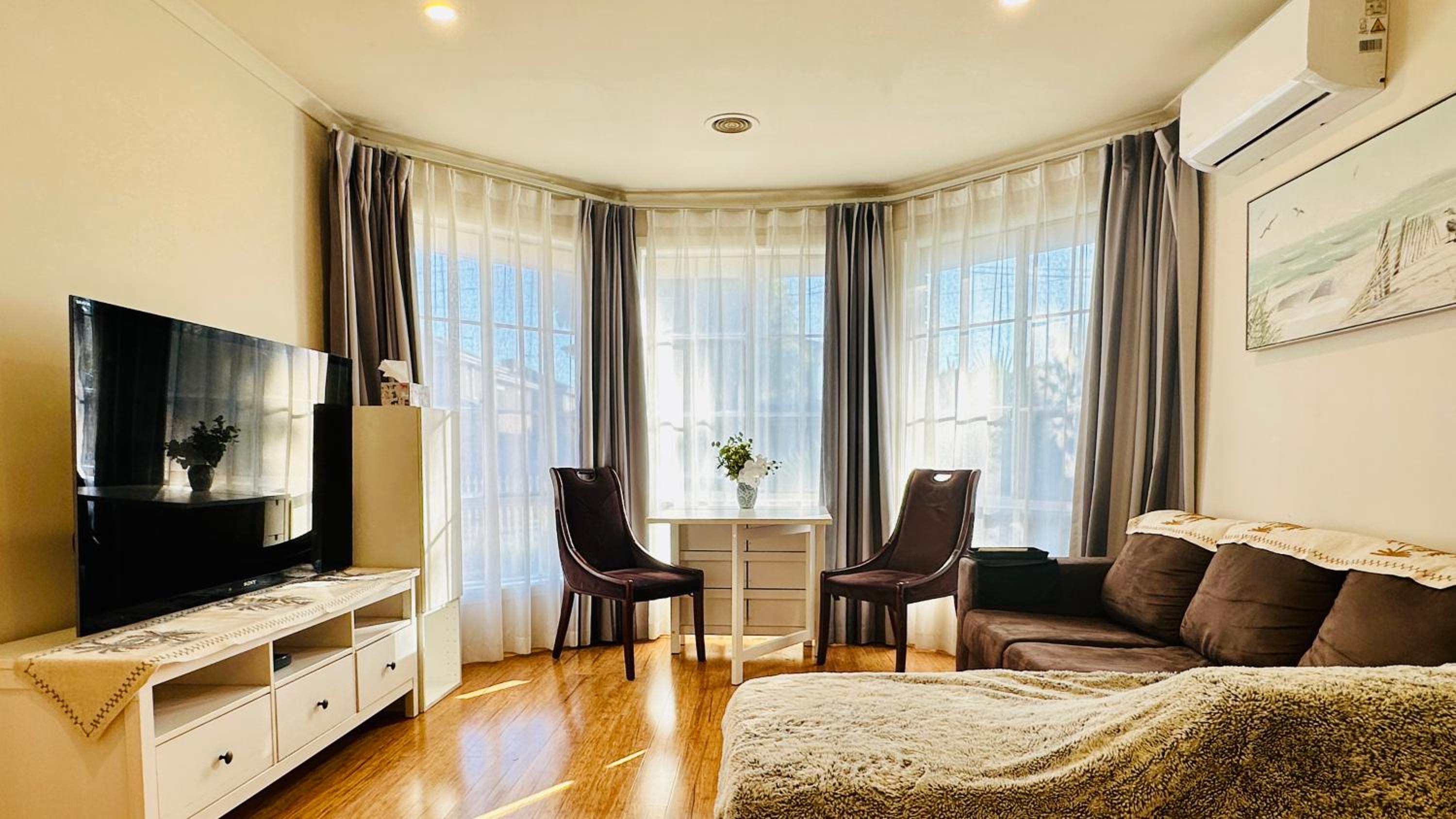 20 minutes to Mel CBD 2 BRs AirCon unit guest house