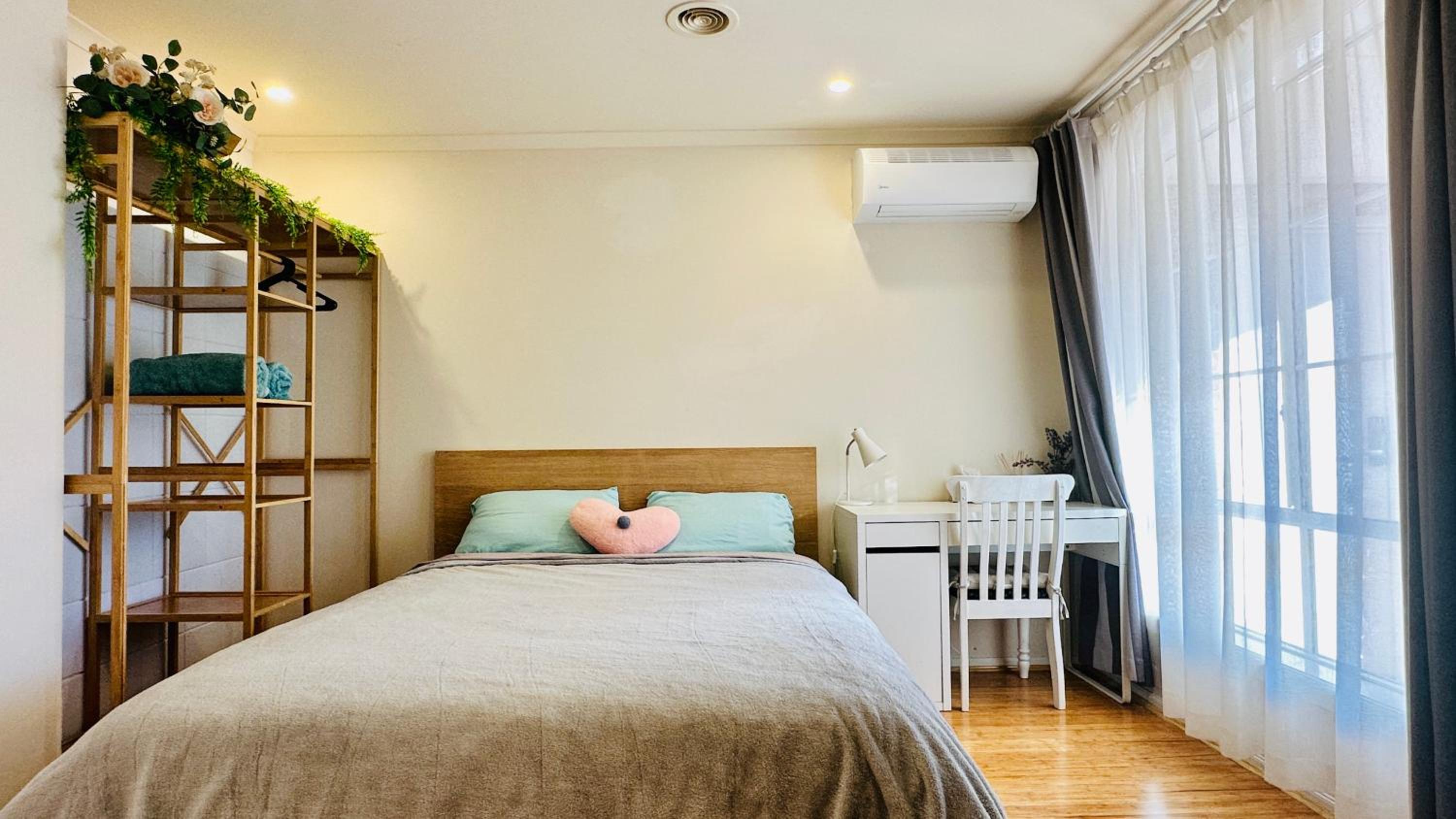 20 minutes to Mel CBD 2 BRs AirCon unit guest house