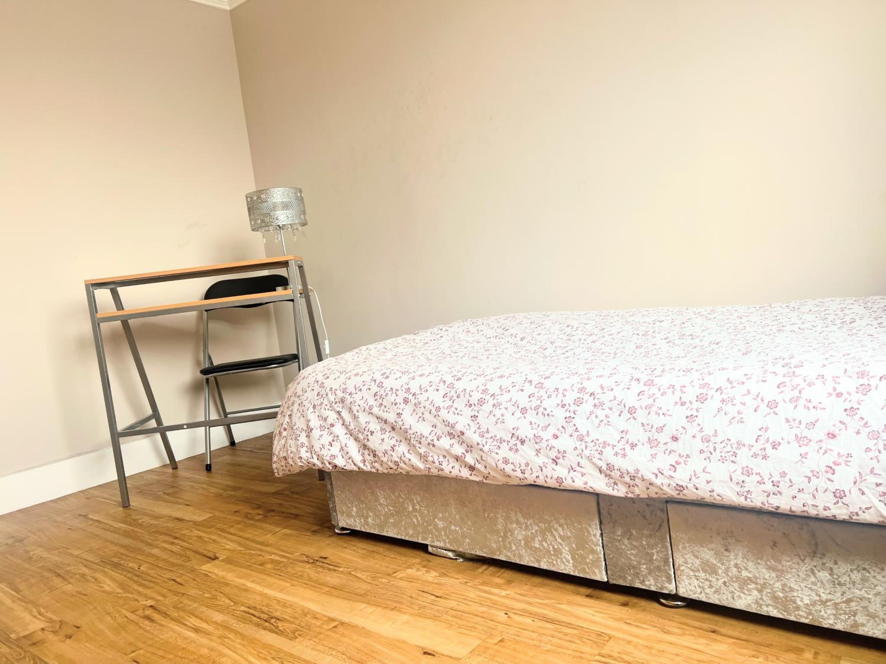 Single Bedroom in house, ideal for solo travellers work stays or visiting family locally
