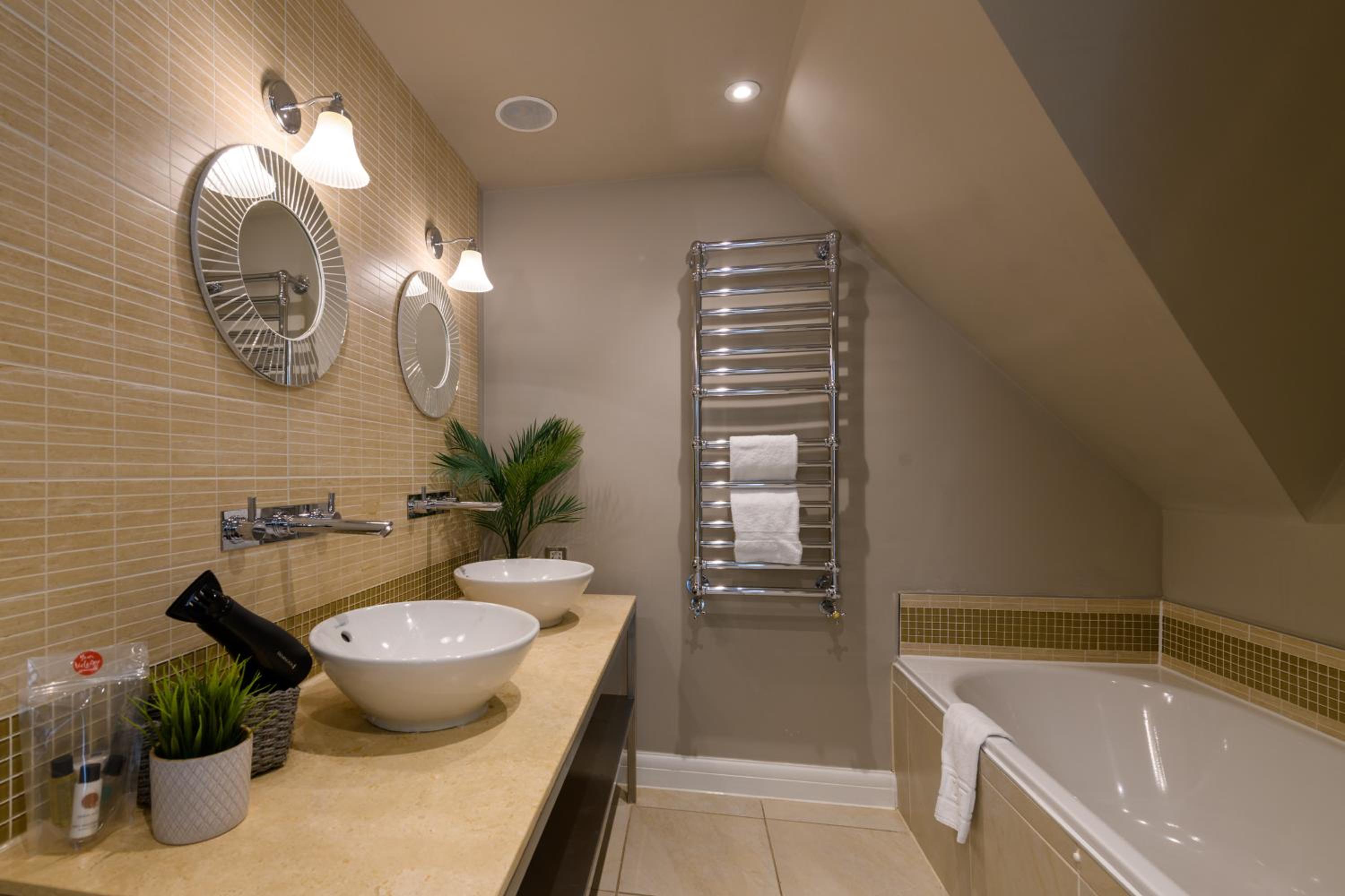 Holm House - Stylish Coastal Suites - HEDD Spa - Silures Bar & Restaurant, photo 51