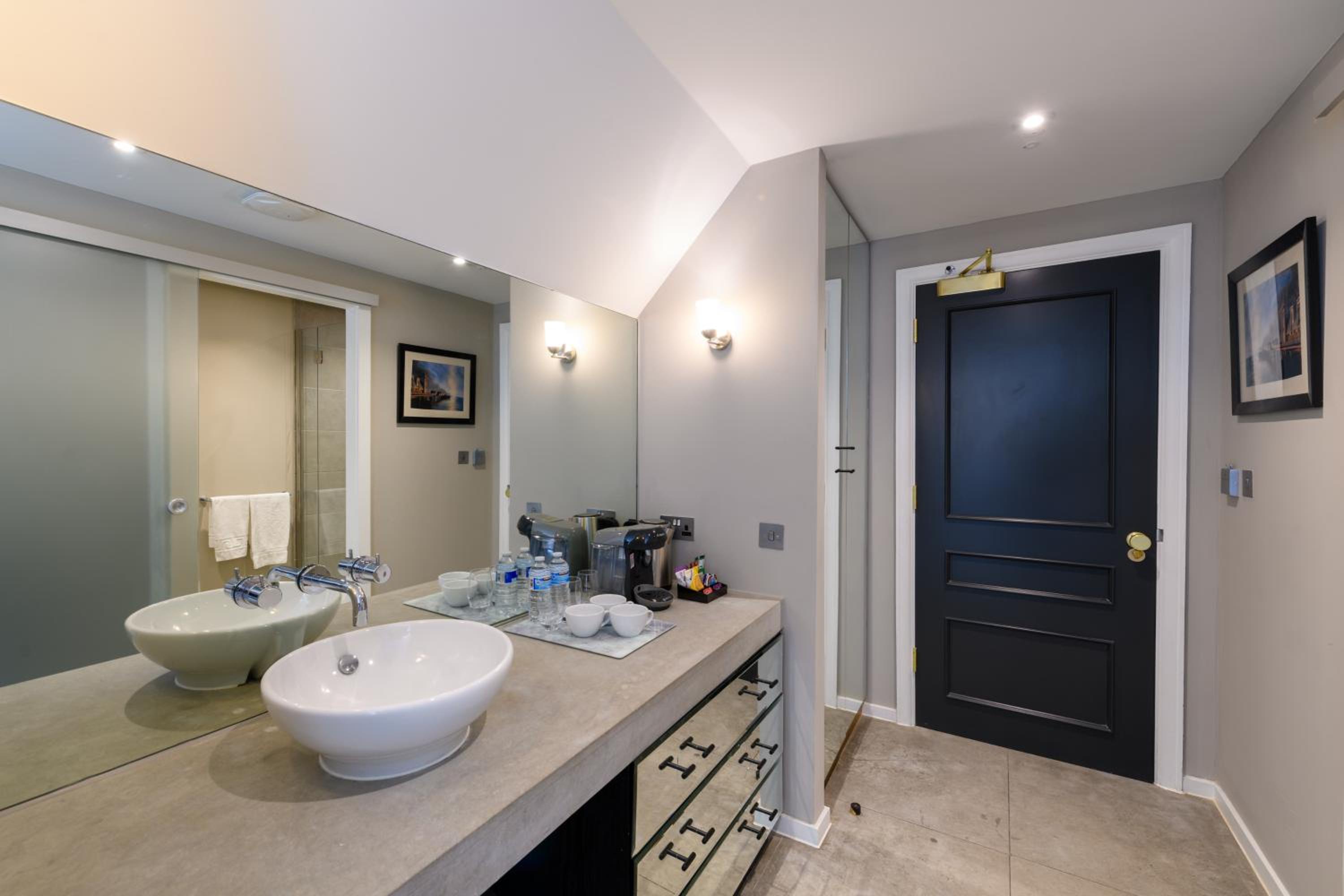 Holm House - Stylish Coastal Suites - HEDD Spa - Silures Bar & Restaurant, photo 27