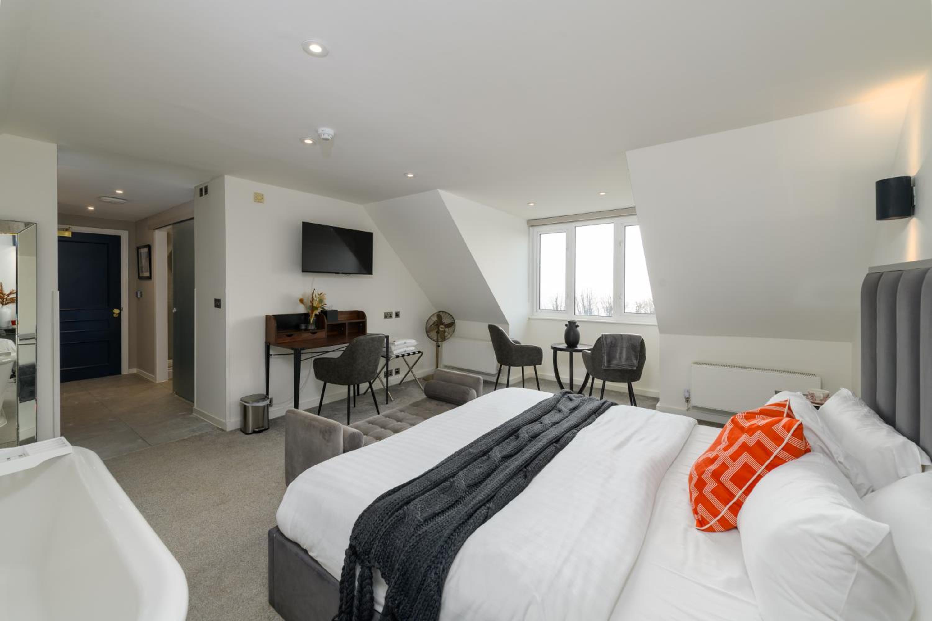 Holm House - Stylish Coastal Suites - HEDD Spa - Silures Bar & Restaurant, photo 3