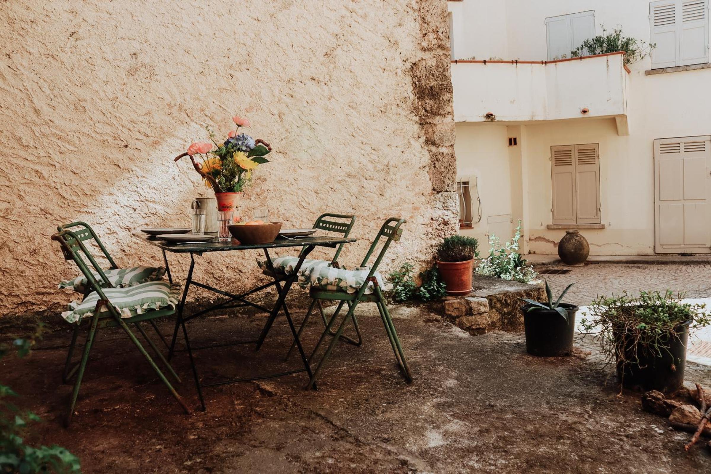 Unique historical home, middle of the village, bath & patio