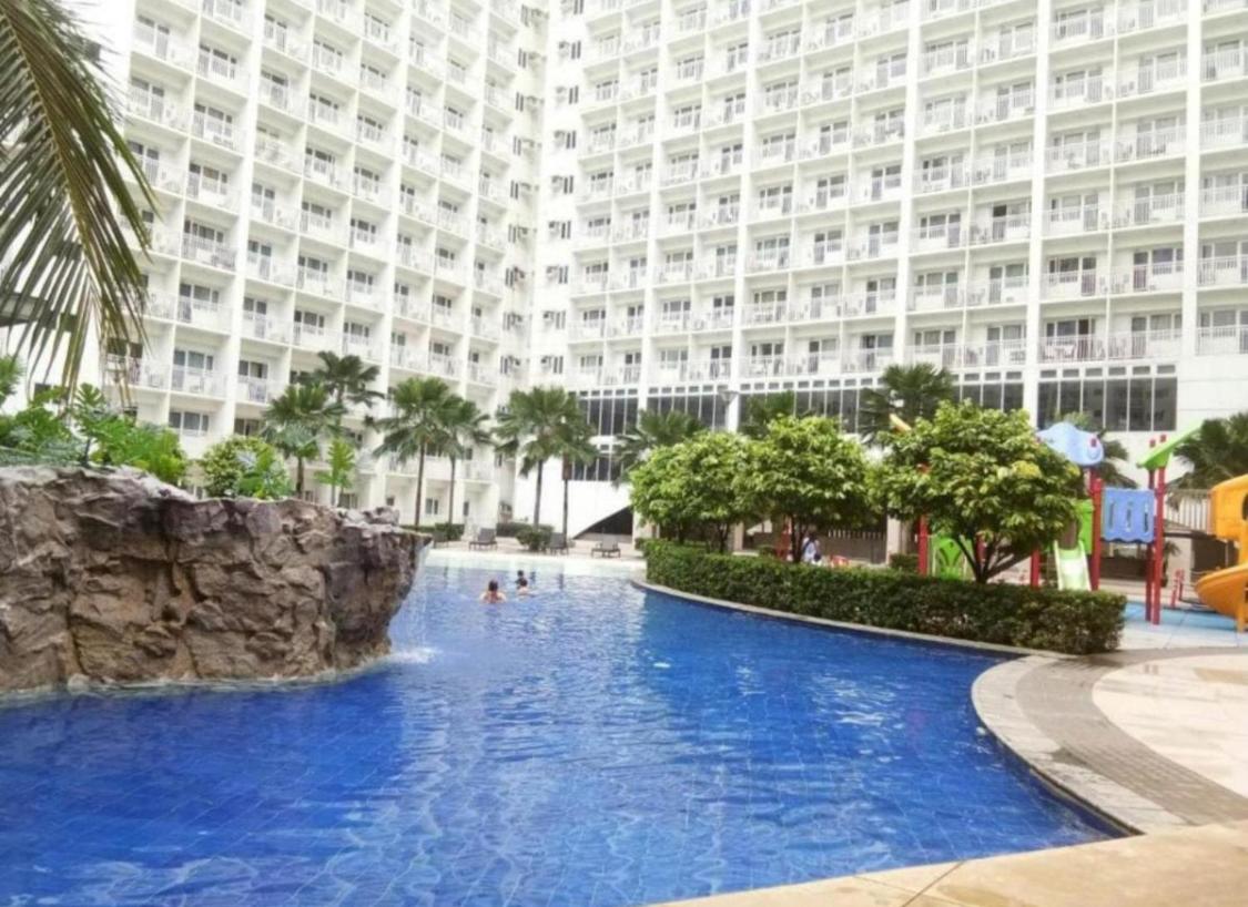 Apartment with balcony walking distance to Mall of Asia located in Shore1 and 2 Residences