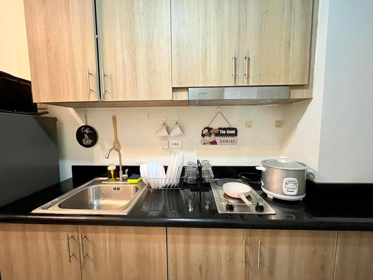 Apartment with balcony walking distance to Mall of Asia located in Shore1 and 2 Residences