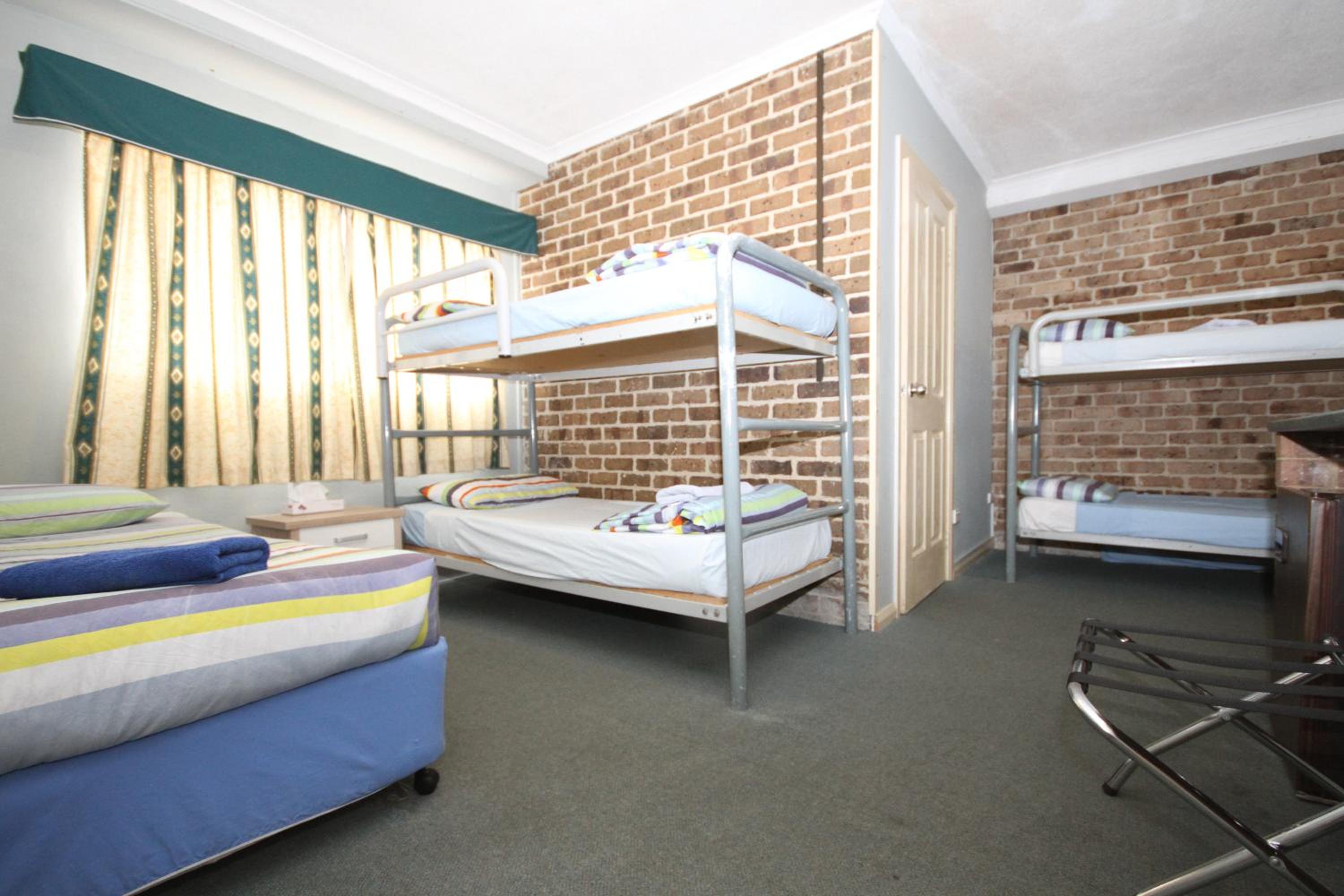 Acacia Snowy Motel