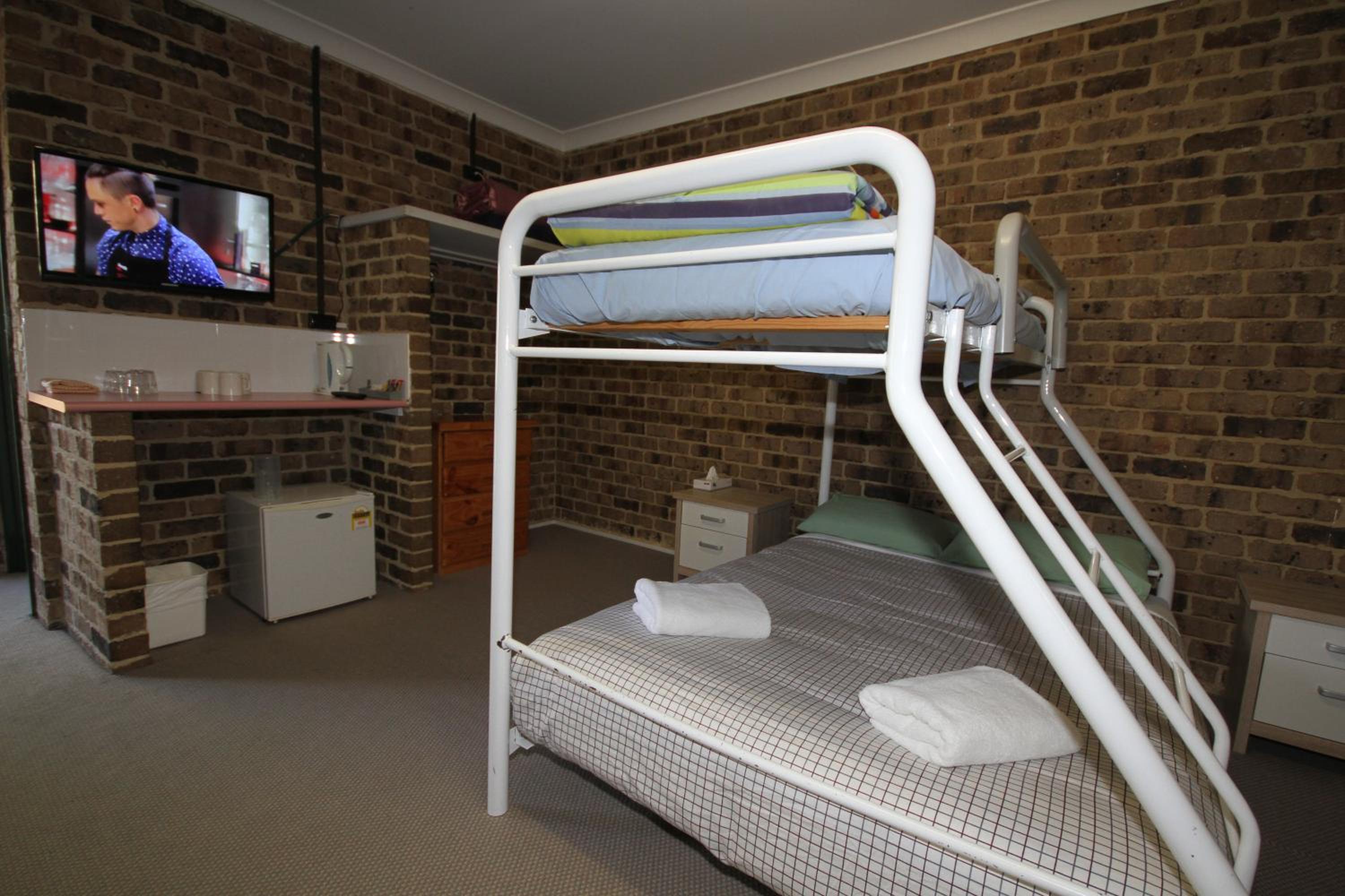 Acacia Snowy Motel