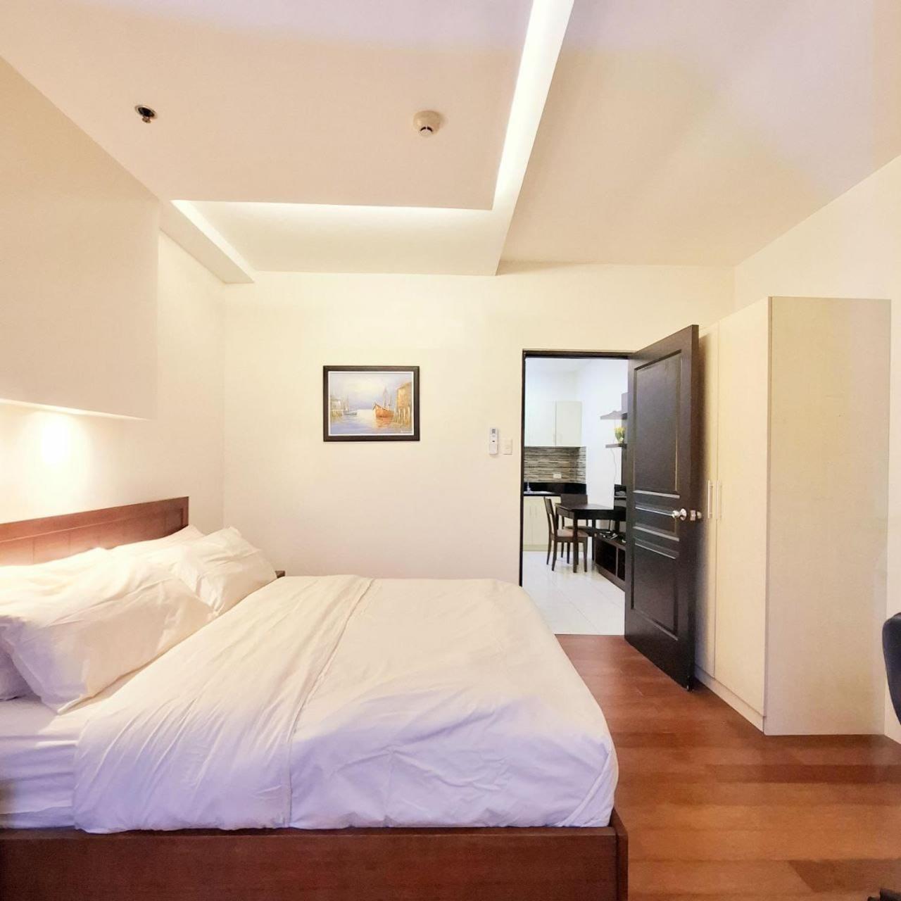 STAYLUXIA BOUTIQUE HOTEL MANILABAYVIEW - 1-5 BR Luxury and Superior Condos with, Balcony, Pool, Netflix & Gym- Housekeeping Available -