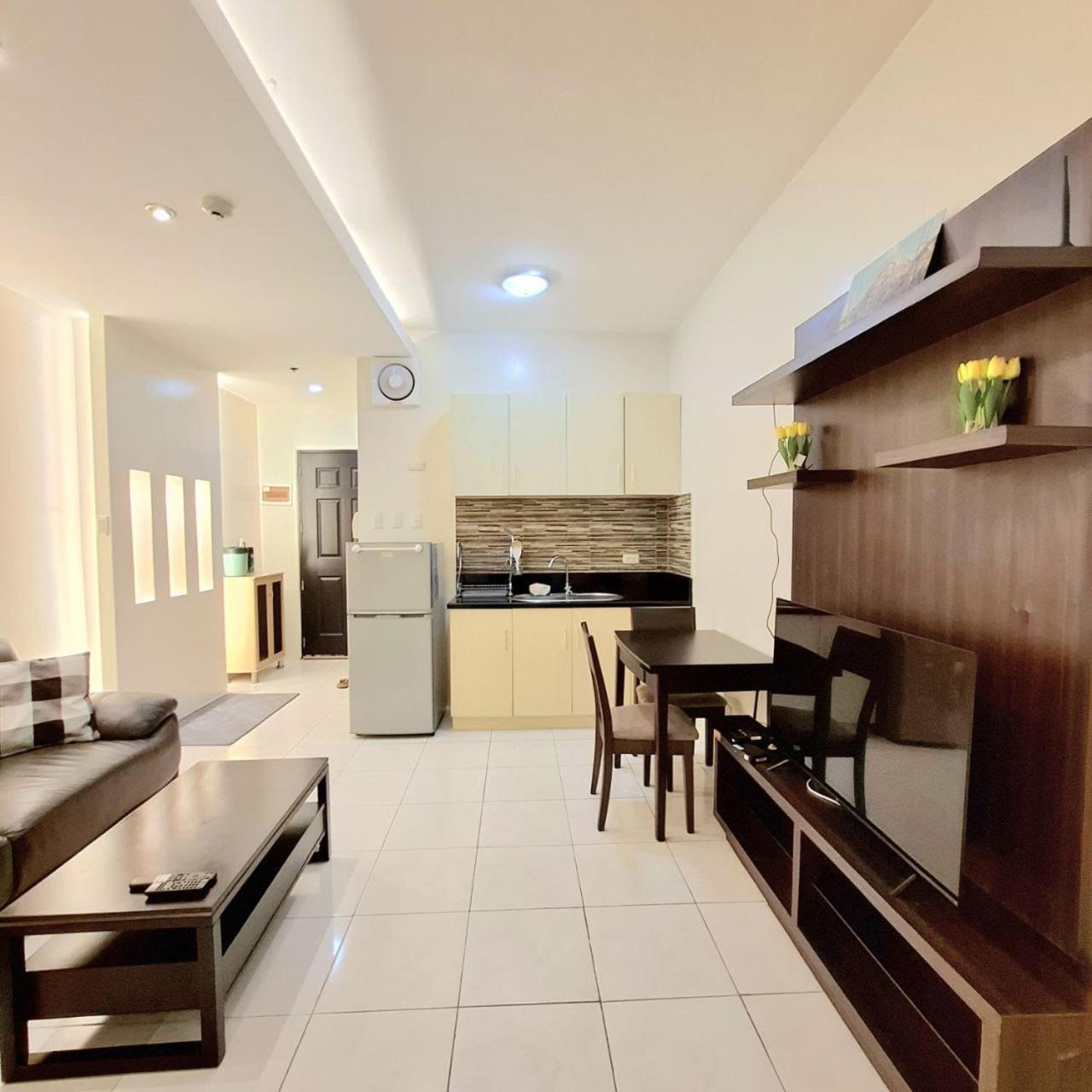 STAYLUXIA BOUTIQUE HOTEL MANILABAYVIEW - 1-5 BR Luxury and Superior Condos with, Balcony, Pool, Netflix & Gym- Housekeeping Available -