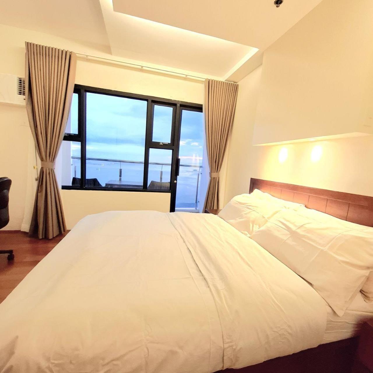 STAYLUXIA BOUTIQUE HOTEL MANILABAYVIEW - 1-5 BR Luxury and Superior Condos with, Balcony, Pool, Netflix & Gym- Housekeeping Available -