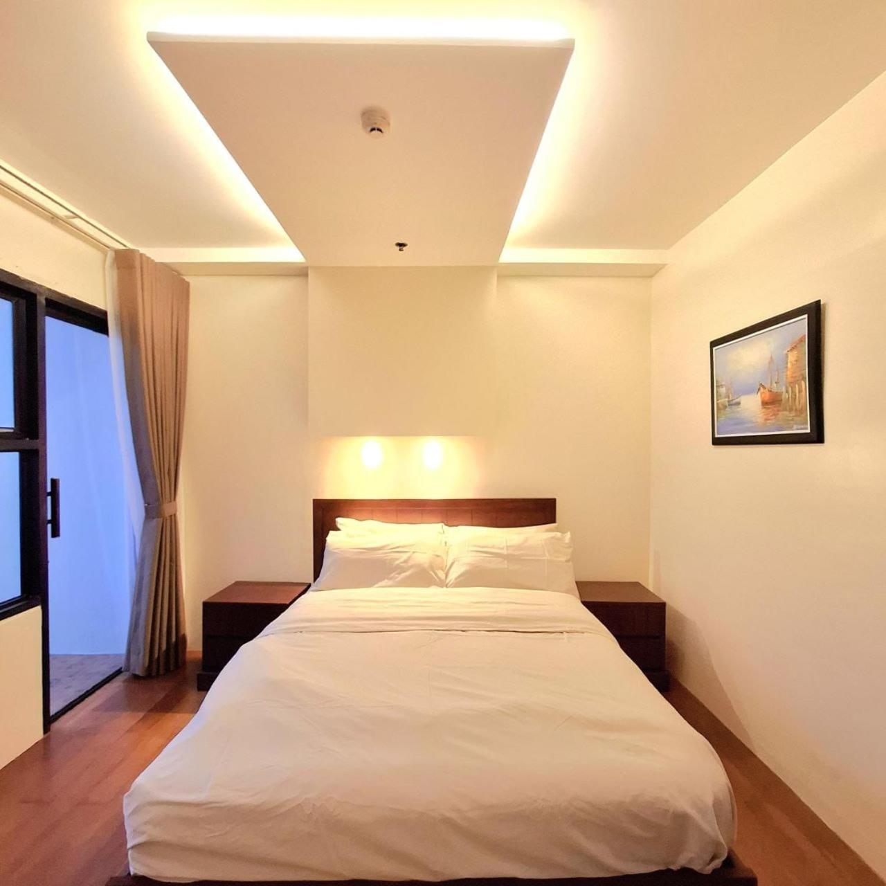 STAYLUXIA BOUTIQUE HOTEL MANILABAYVIEW - 1-5 BR Luxury and Superior Condos with, Balcony, Pool, Netflix & Gym- Housekeeping Available -
