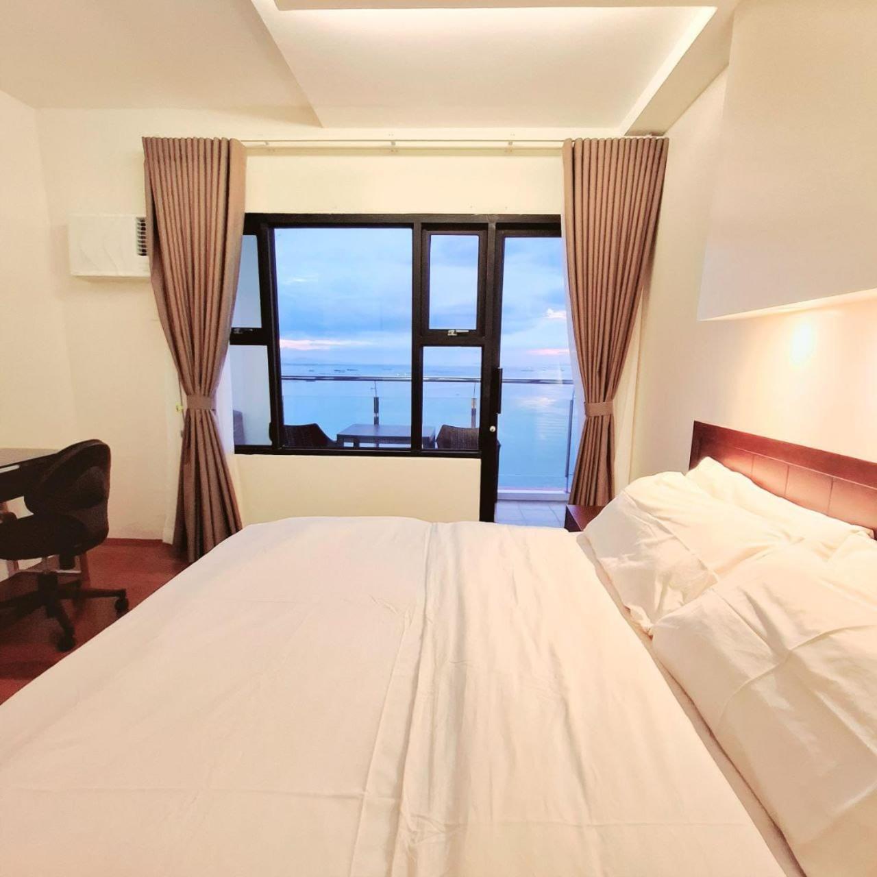 STAYLUXIA BOUTIQUE HOTEL MANILABAYVIEW - 1-5 BR Luxury and Superior Condos with, Balcony, Pool, Netflix & Gym- Housekeeping Available -