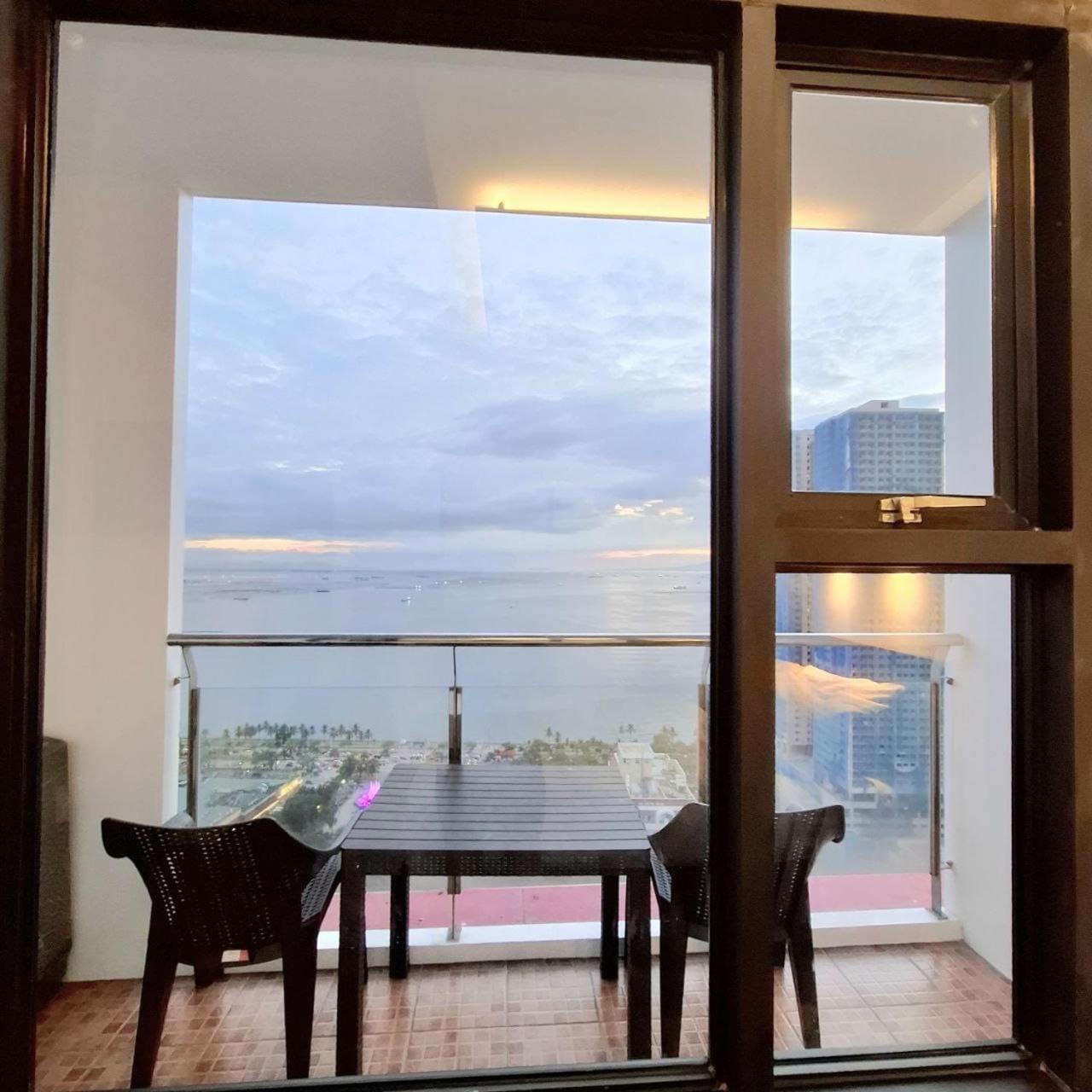 STAYLUXIA BOUTIQUE HOTEL MANILABAYVIEW - 1-5 BR Luxury and Superior Condos with, Balcony, Pool, Netflix & Gym- Housekeeping Available -