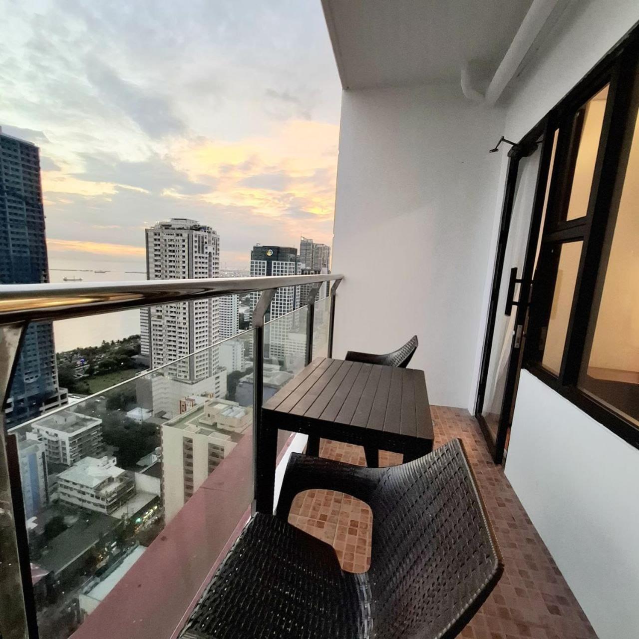 STAYLUXIA BOUTIQUE HOTEL MANILABAYVIEW - 1-5 BR Luxury and Superior Condos with, Balcony, Pool, Netflix & Gym- Housekeeping Available -