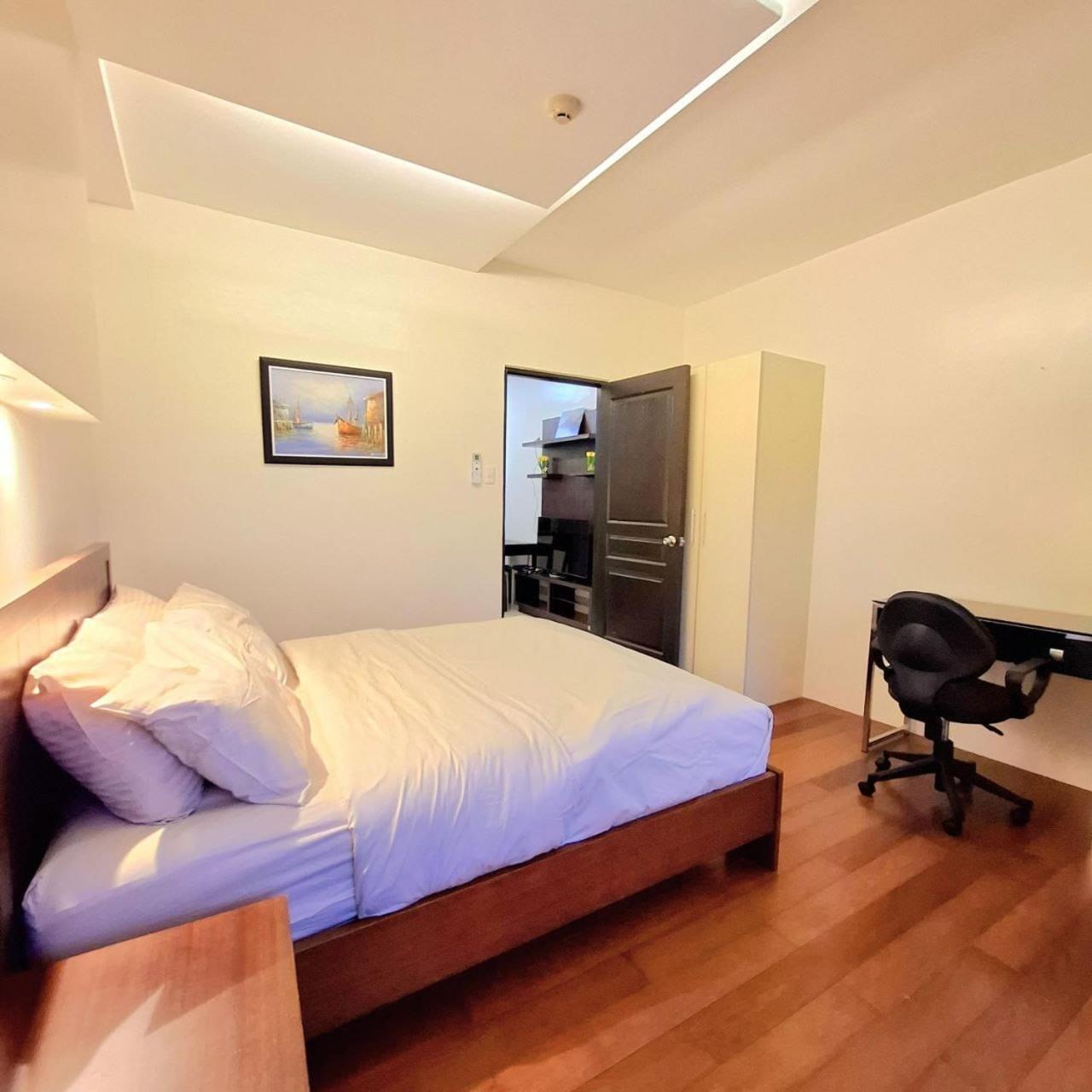 STAYLUXIA BOUTIQUE HOTEL MANILABAYVIEW - 1-5 BR Luxury and Superior Condos with, Balcony, Pool, Netflix & Gym- Housekeeping Available -