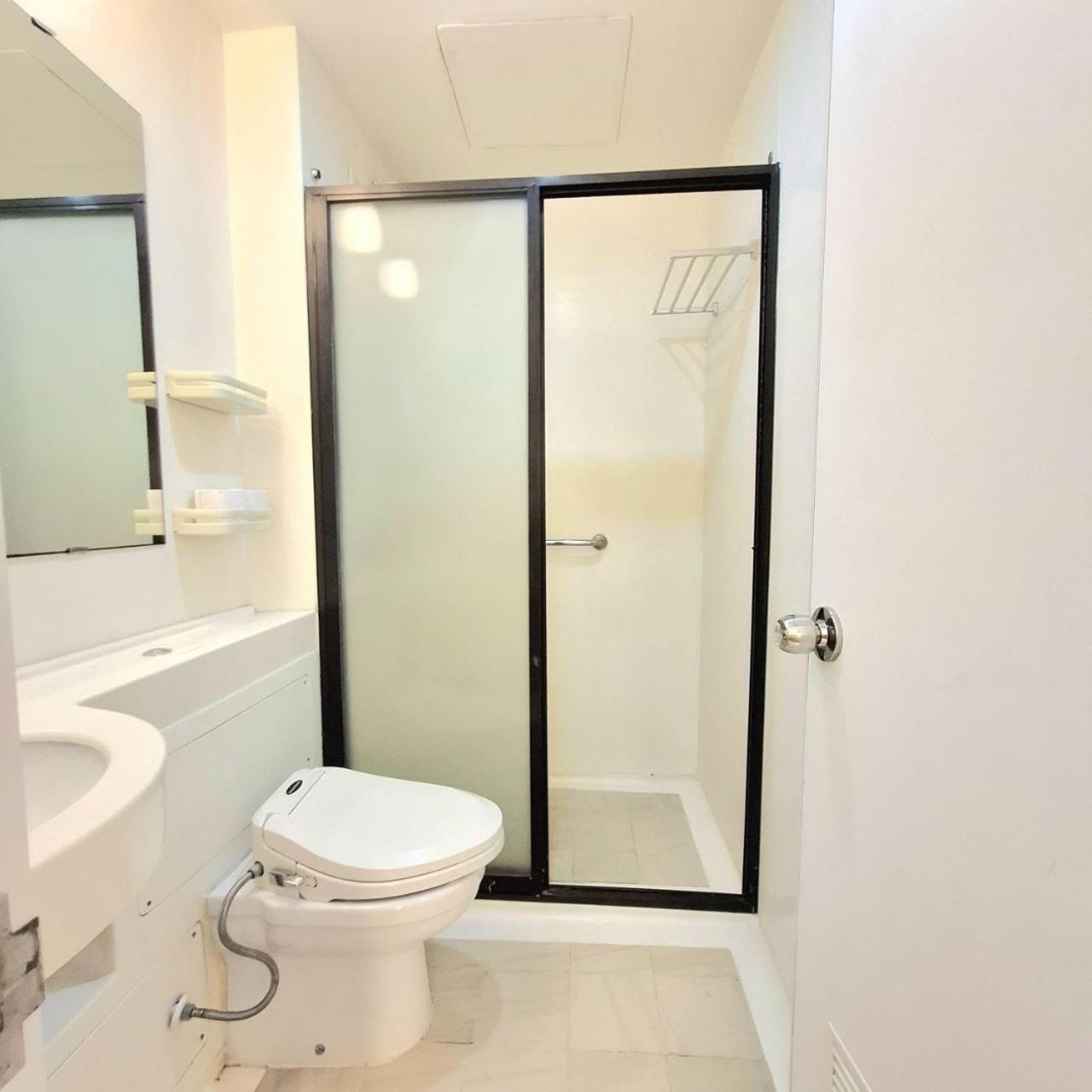 STAYLUXIA BOUTIQUE HOTEL MANILABAYVIEW - 1-5 BR Luxury and Superior Condos with, Balcony, Pool, Netflix & Gym- Housekeeping Available -