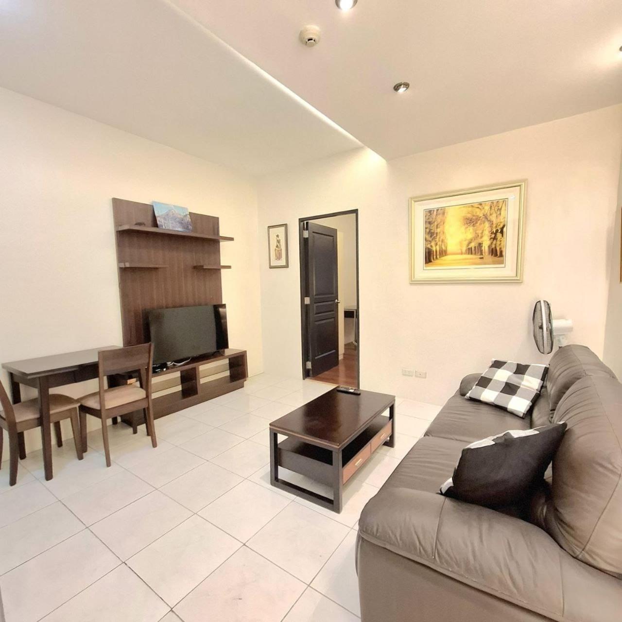 STAYLUXIA BOUTIQUE HOTEL MANILABAYVIEW - 1-5 BR Luxury and Superior Condos with, Balcony, Pool, Netflix & Gym- Housekeeping Available -