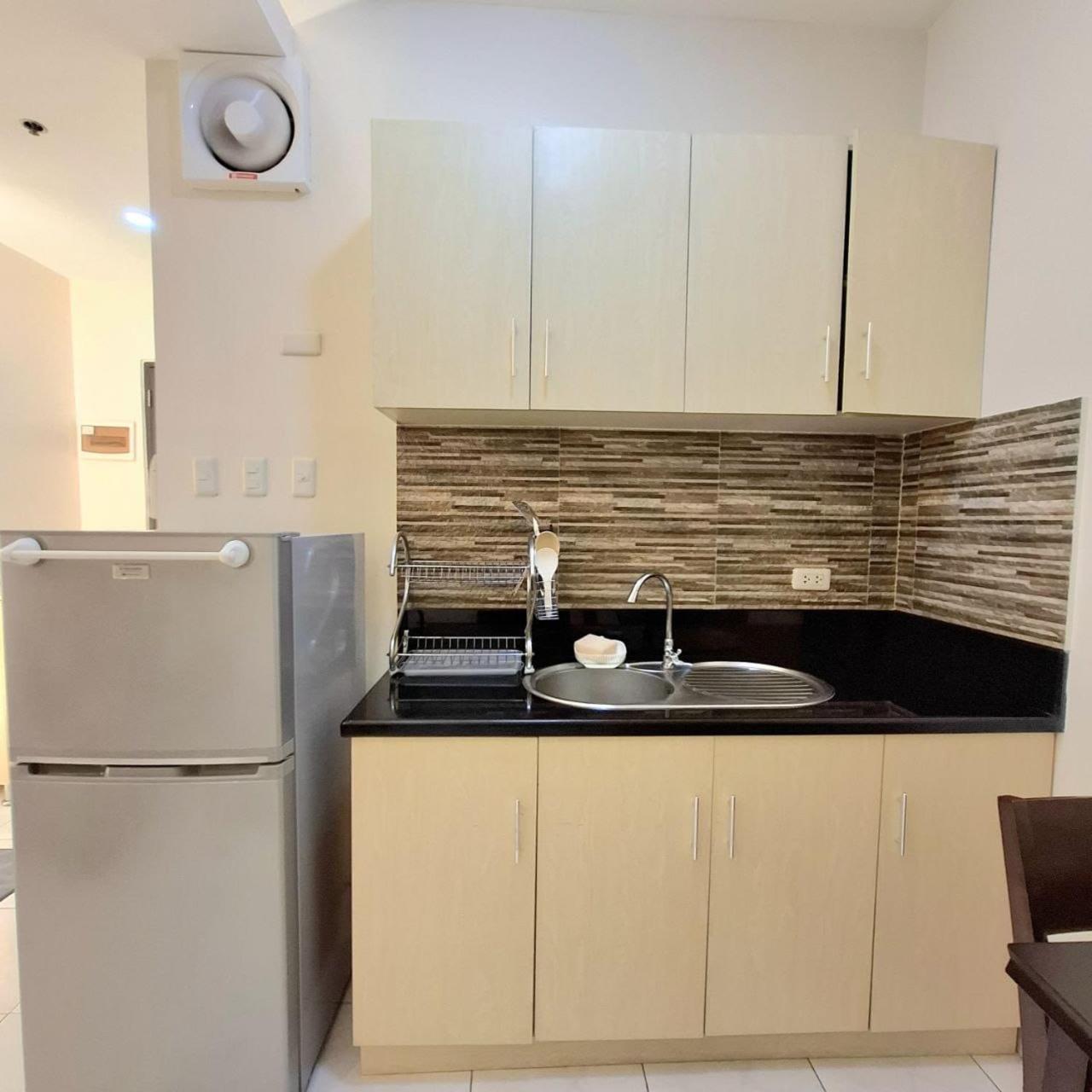 STAYLUXIA BOUTIQUE HOTEL MANILABAYVIEW - 1-5 BR Luxury and Superior Condos with, Balcony, Pool, Netflix & Gym- Housekeeping Available -