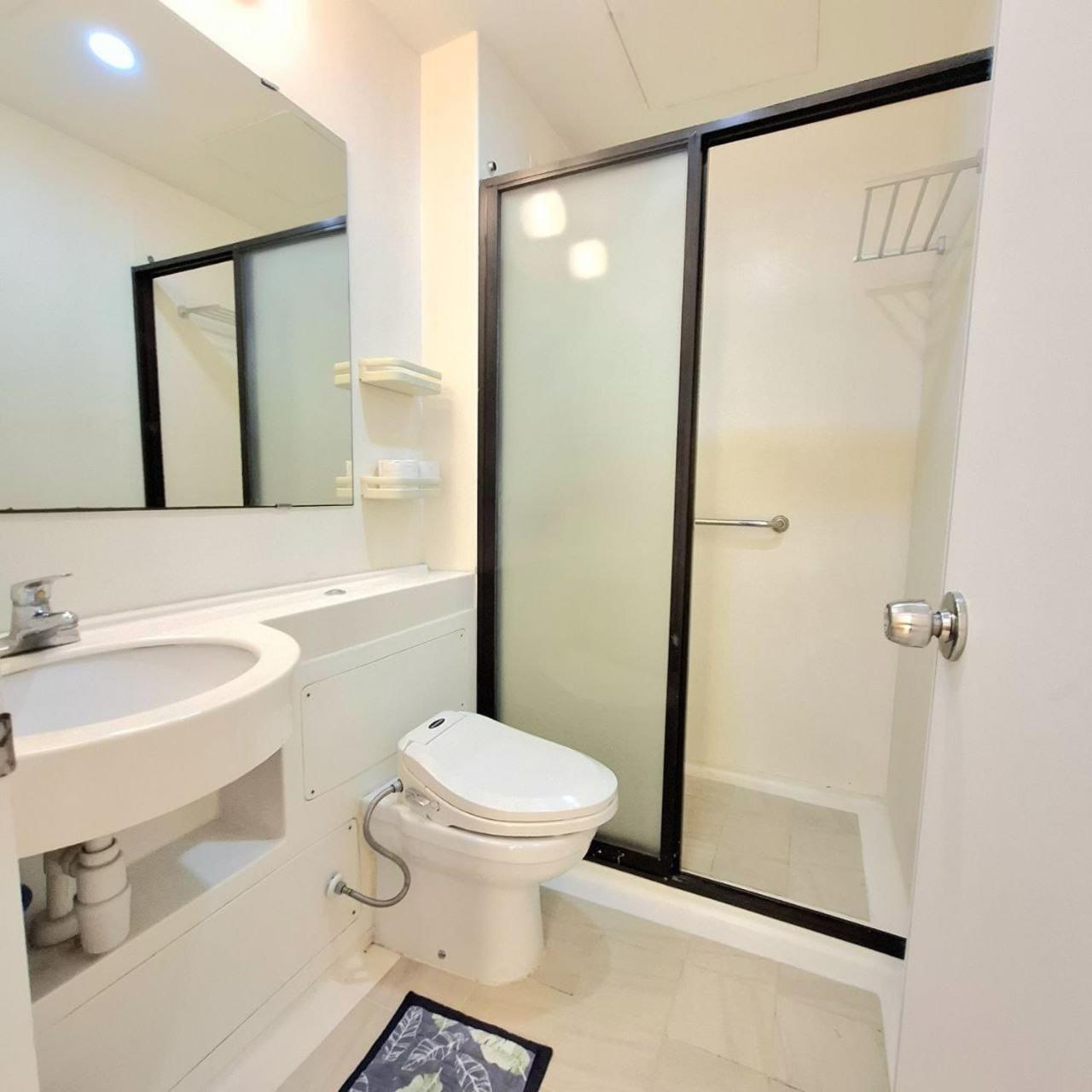 STAYLUXIA BOUTIQUE HOTEL MANILABAYVIEW - 1-5 BR Luxury and Superior Condos with, Balcony, Pool, Netflix & Gym- Housekeeping Available -