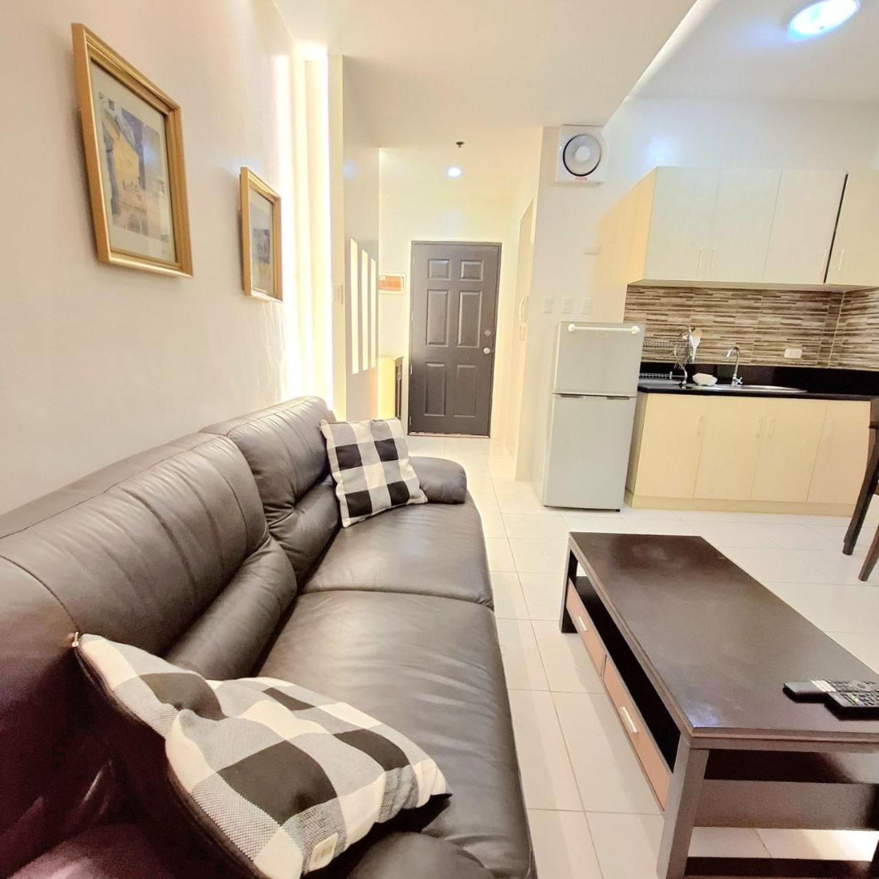 STAYLUXIA BOUTIQUE HOTEL MANILABAYVIEW - 1-5 BR Luxury and Superior Condos with, Balcony, Pool, Netflix & Gym- Housekeeping Available -