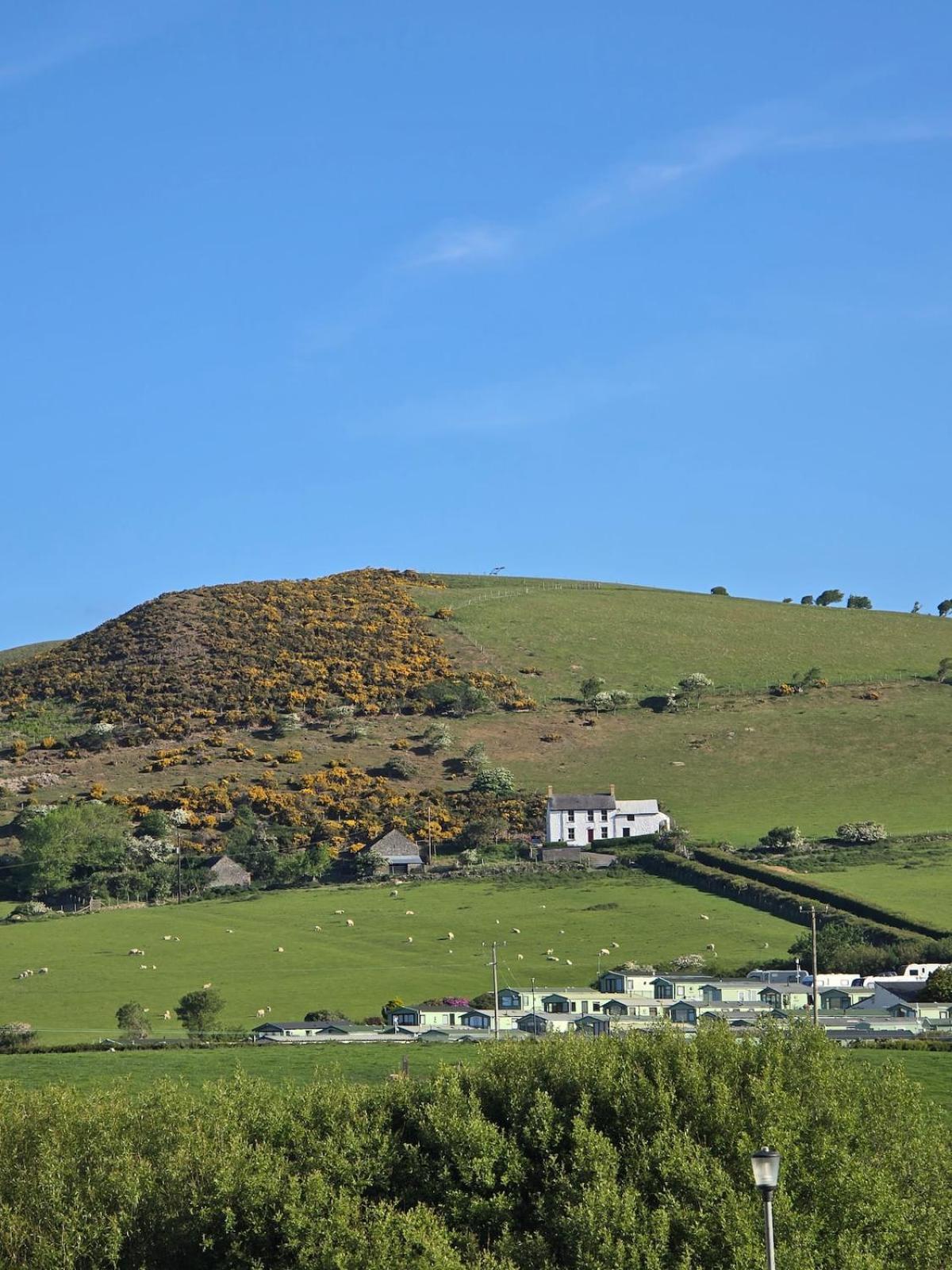 Welsh Bayview Retreat 2-Bed Caravan & 2-Bed Chalet at Clarach Bay Holiday Village