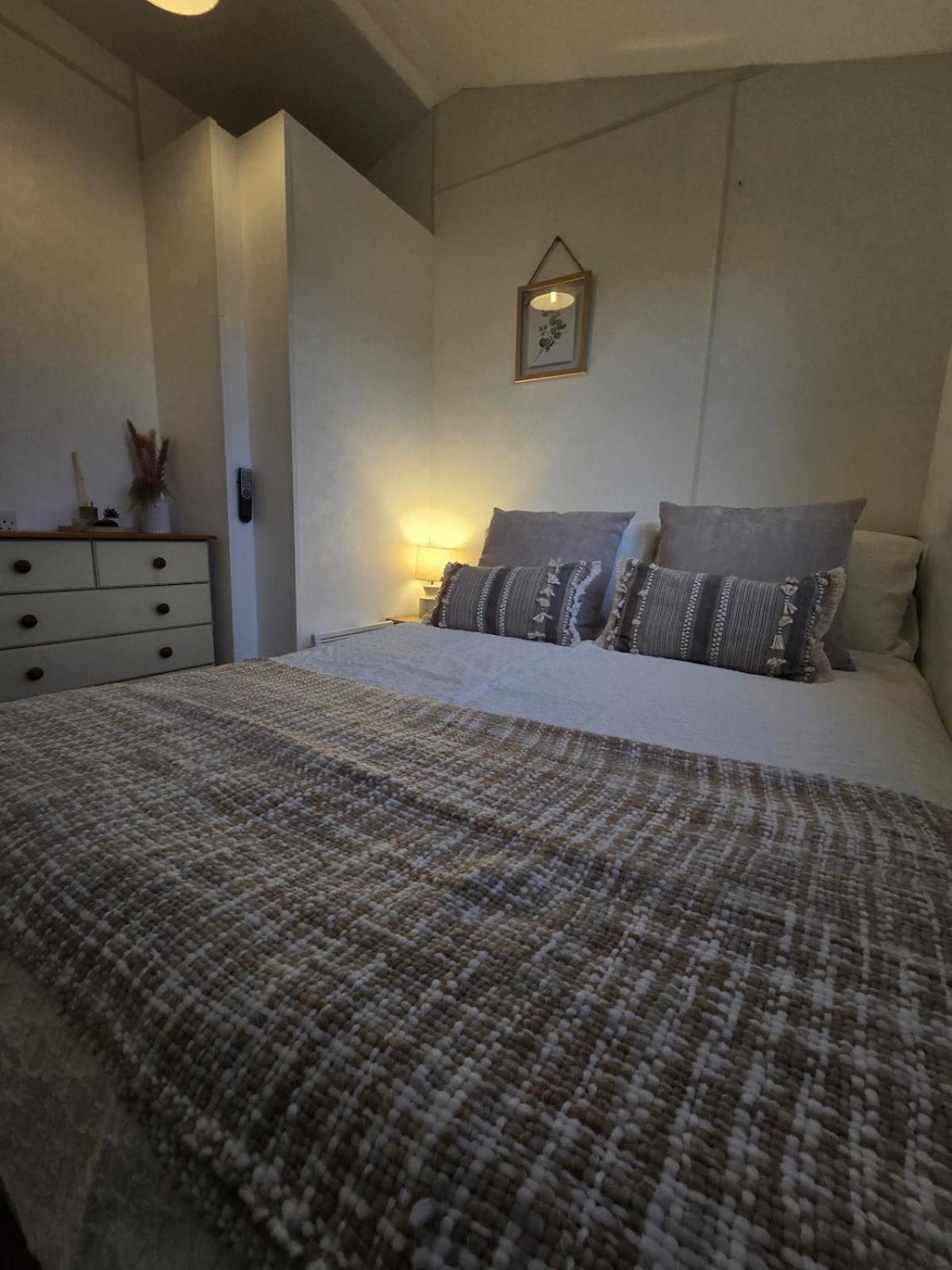 Welsh Bayview Retreat 2-Bed Caravan & 2-Bed Chalet at Clarach Bay Holiday Village
