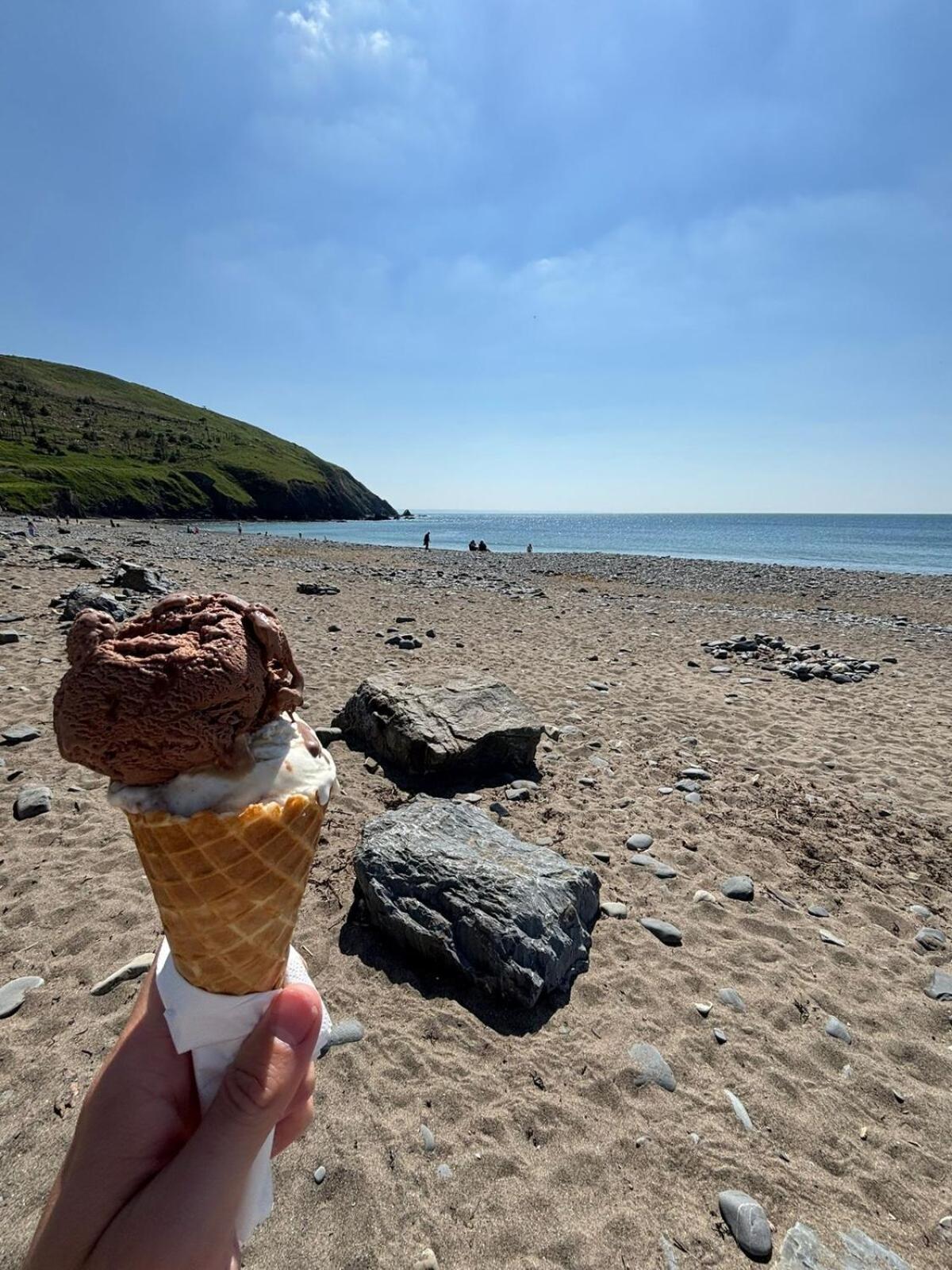 Welsh Bayview Retreat 2-Bed Caravan & 2-Bed Chalet at Clarach Bay Holiday Village
