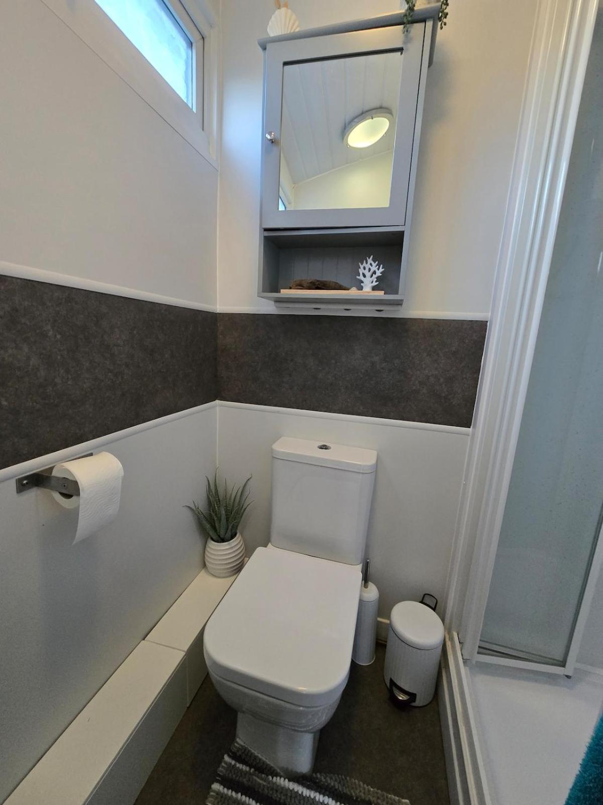 Welsh Bayview Retreat 2-Bed Caravan & 2-Bed Chalet at Clarach Bay Holiday Village