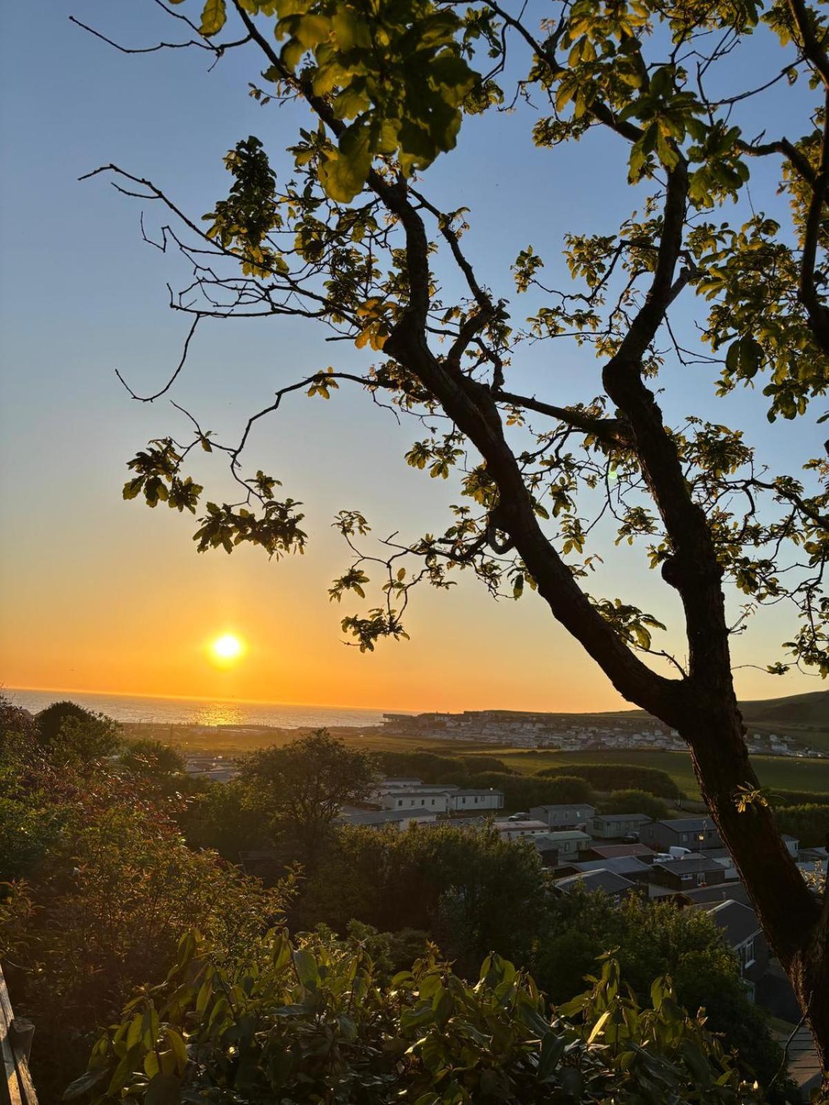 Welsh Bayview Retreat 2-Bed Caravan & 2-Bed Chalet at Clarach Bay Holiday Village