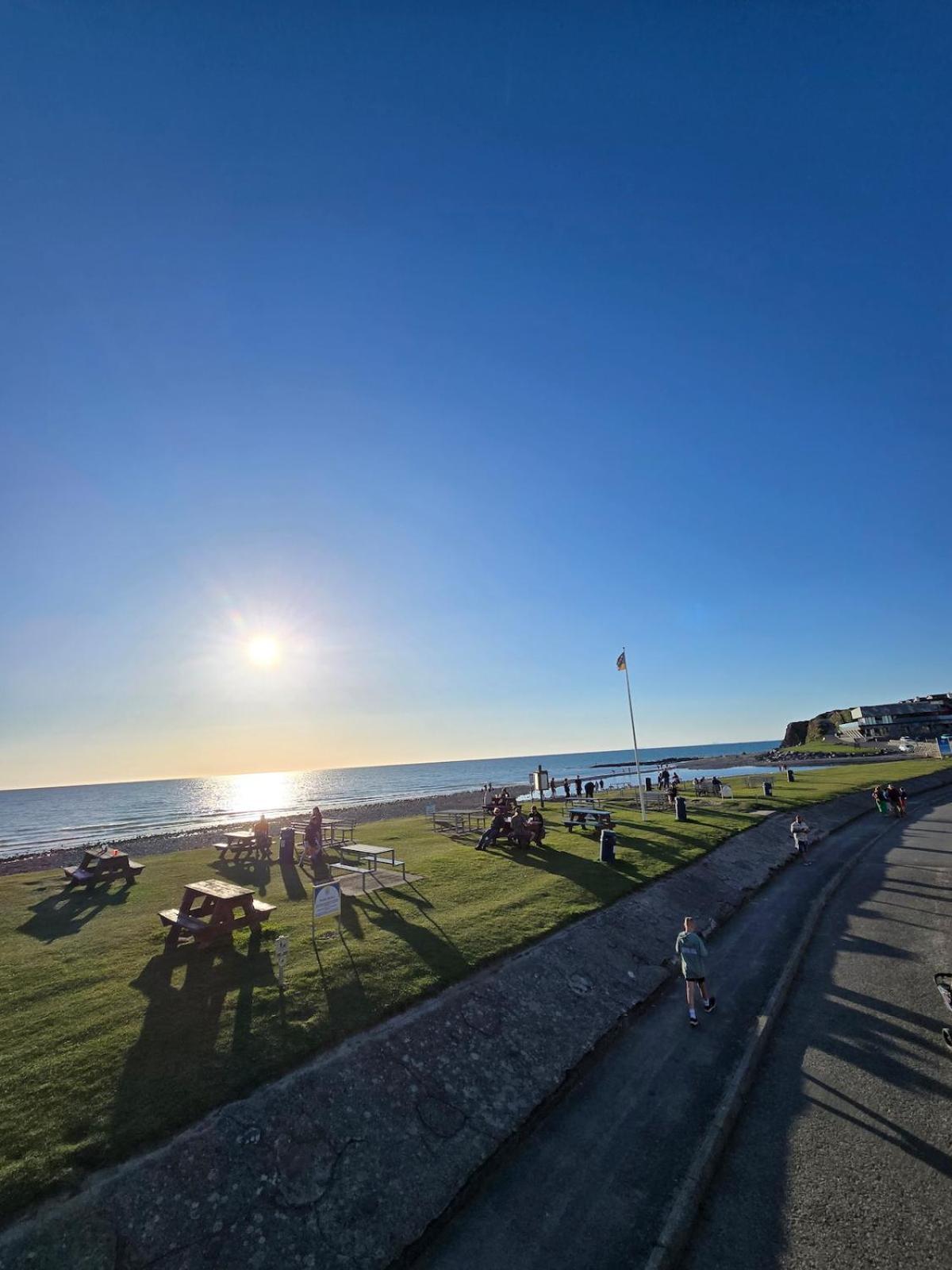 Welsh Bayview Retreat 2-Bed Caravan & 2-Bed Chalet at Clarach Bay Holiday Village