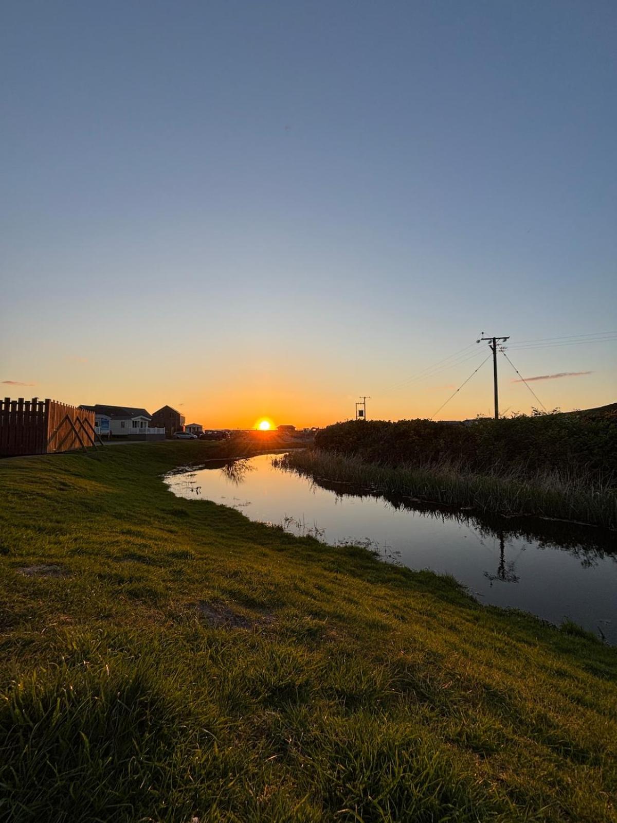 Welsh Bayview Retreat 2-Bed Caravan & 2-Bed Chalet at Clarach Bay Holiday Village