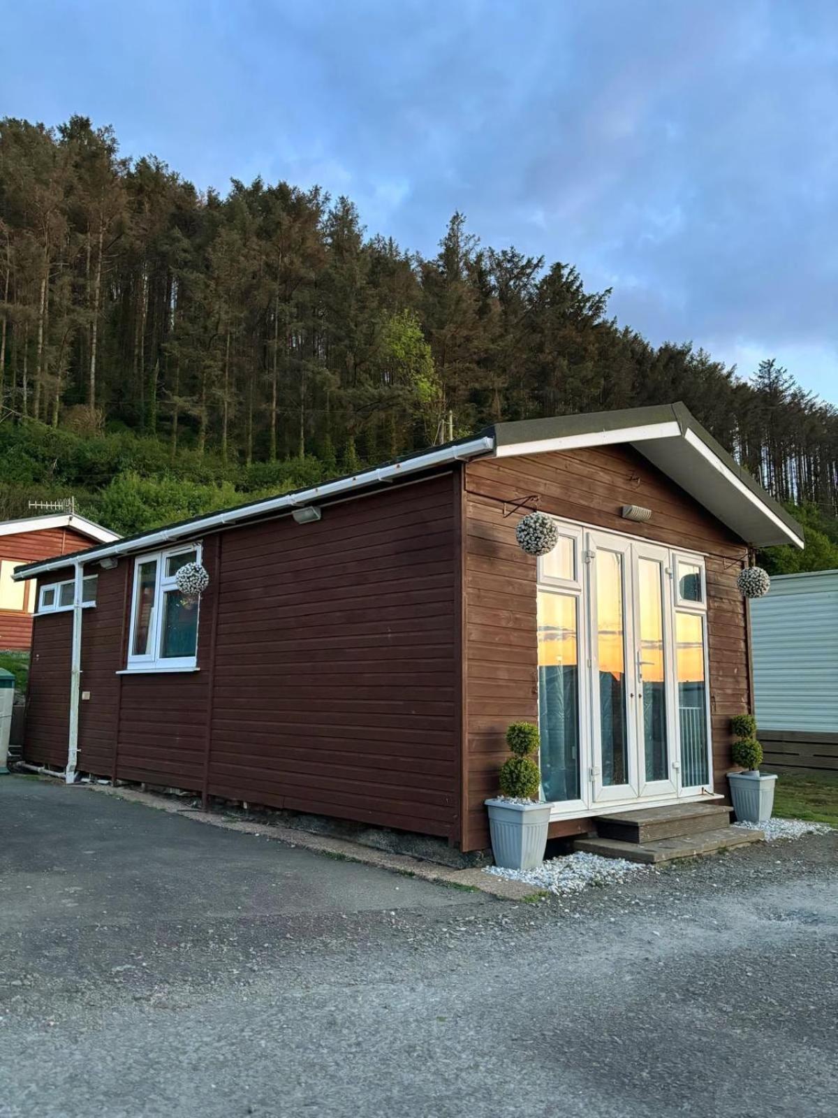 Welsh Bayview Retreat 2-Bed Caravan & 2-Bed Chalet at Clarach Bay Holiday Village