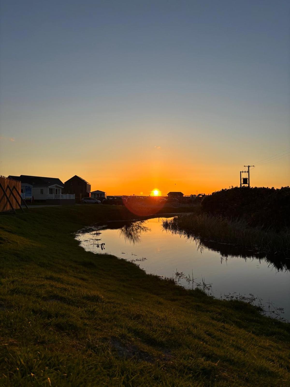 Welsh Bayview Retreat 2-Bed Caravan & 2-Bed Chalet at Clarach Bay Holiday Village