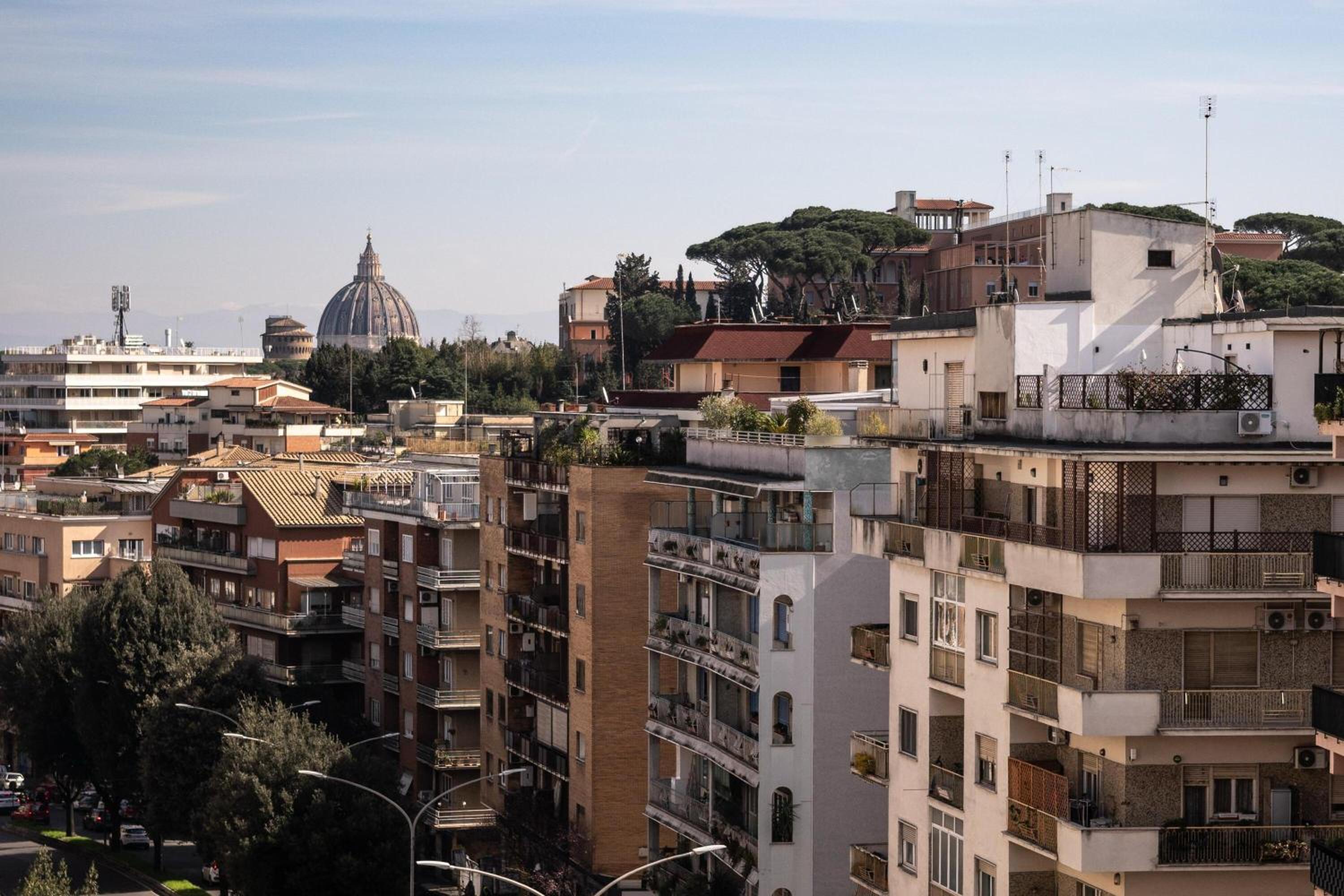 Upper San Pietro elegant flat on metro A with a view