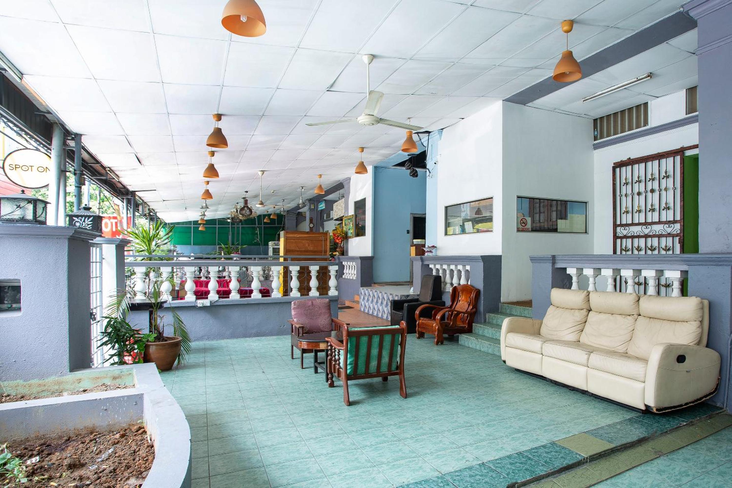 SPOT ON 90137 Casavilla Hotel Pudu
