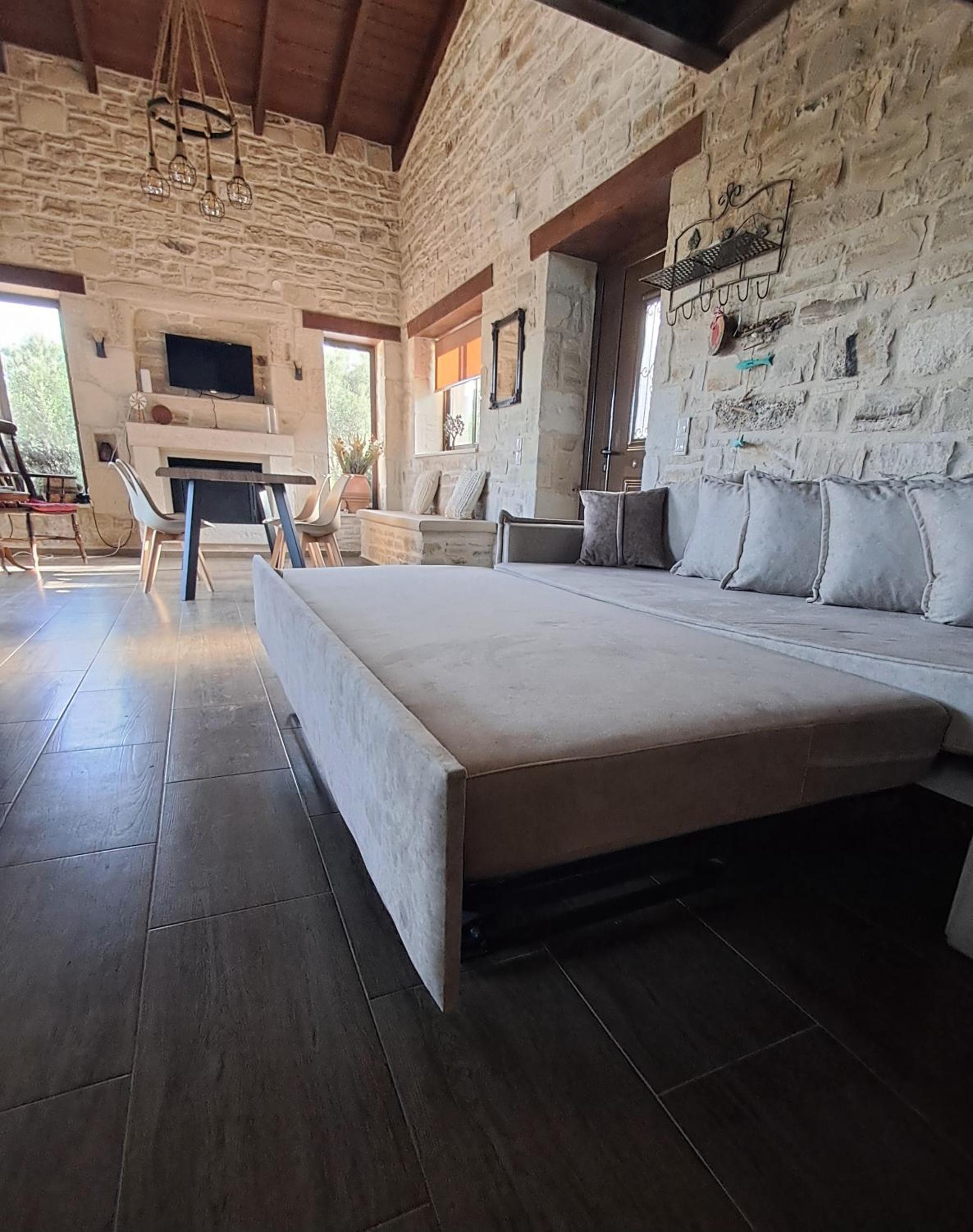 OLIVE LAND - ΓΗ ΤΗΣ ΕΛΙΑΣ / STONE VILLA.