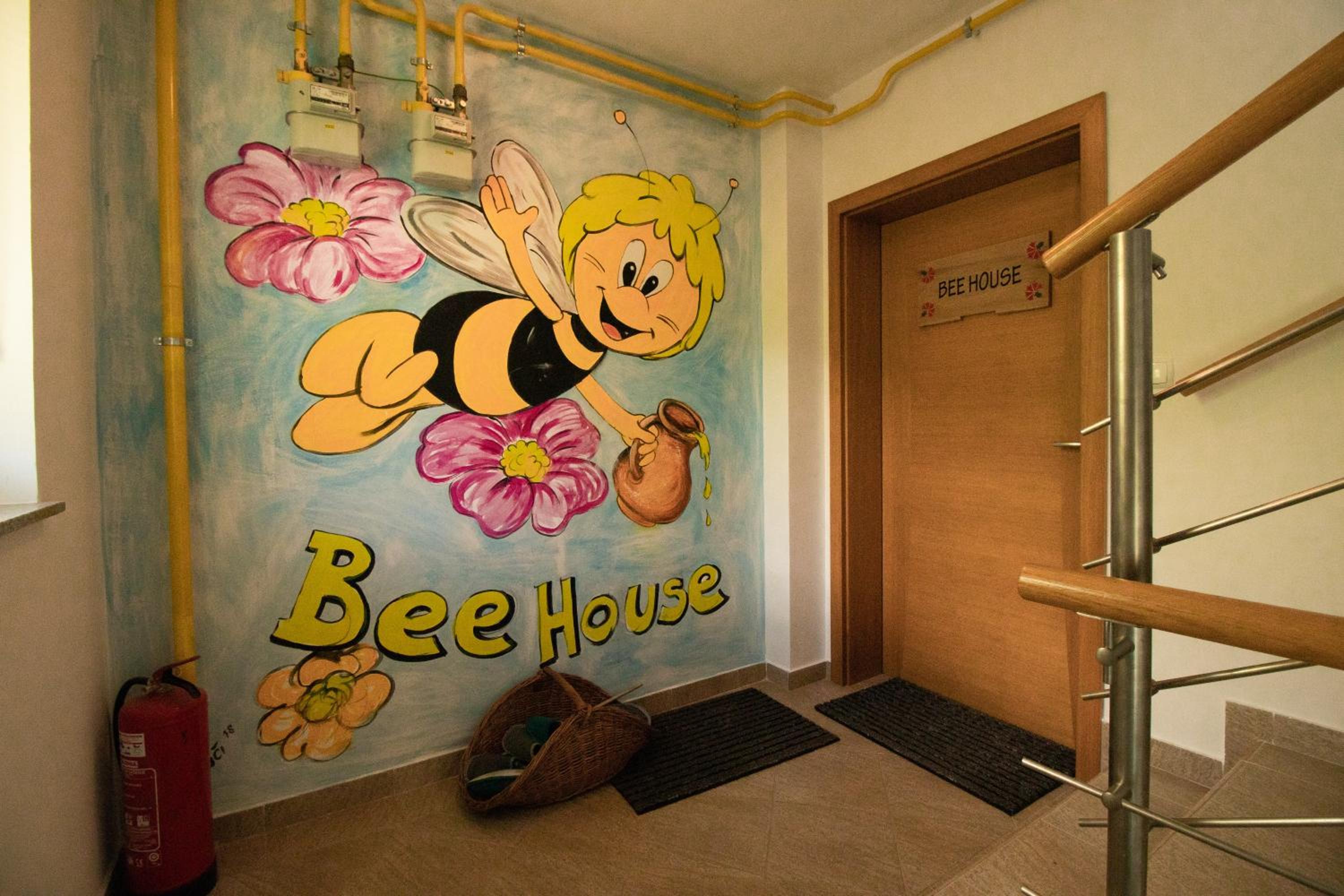 Bee Apartment