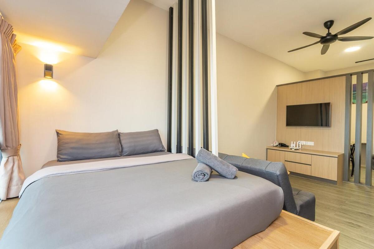 Imperio A2213A with Bathtub 3pax free Wifi Parking