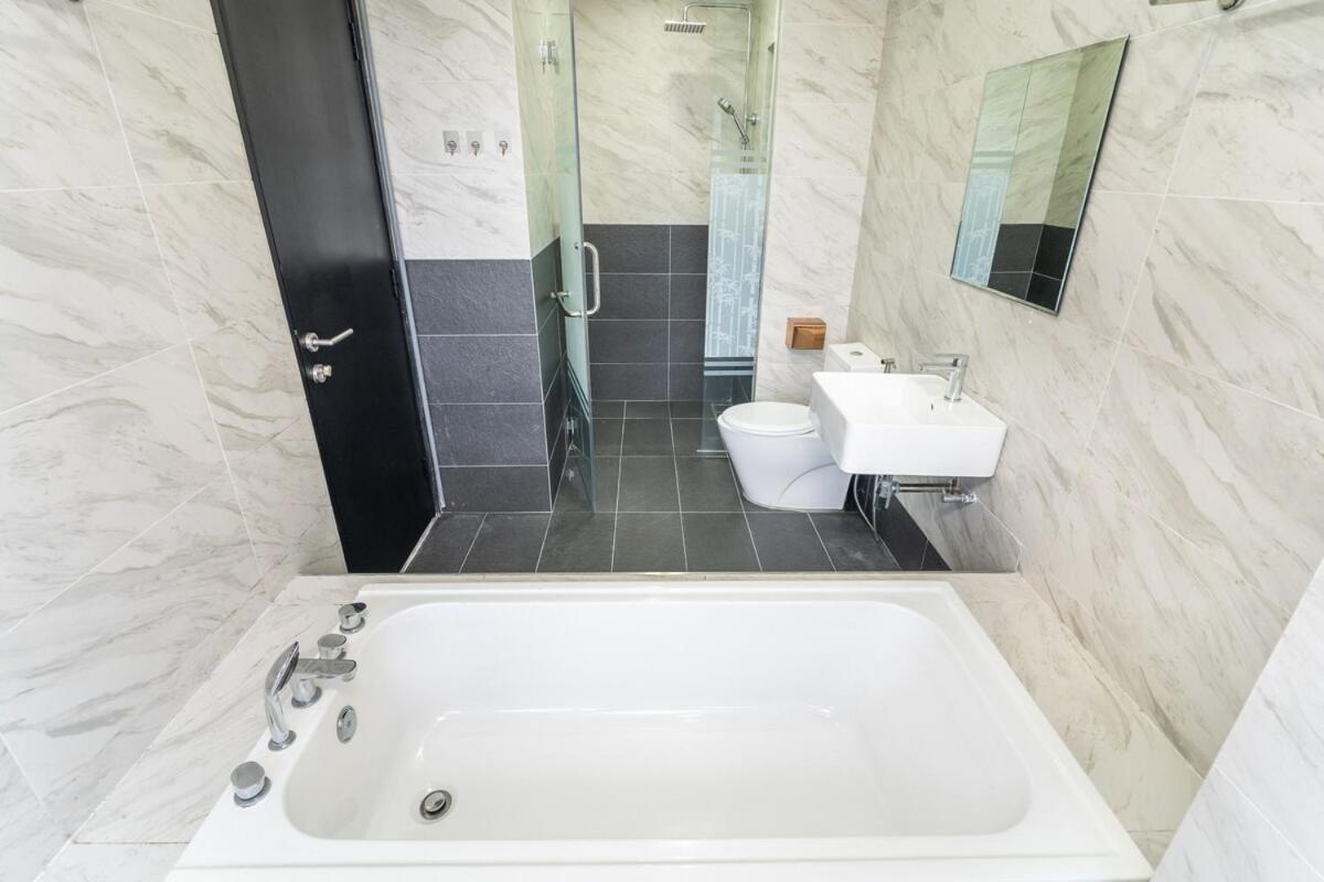 Imperio A2213A with Bathtub 3pax free Wifi Parking