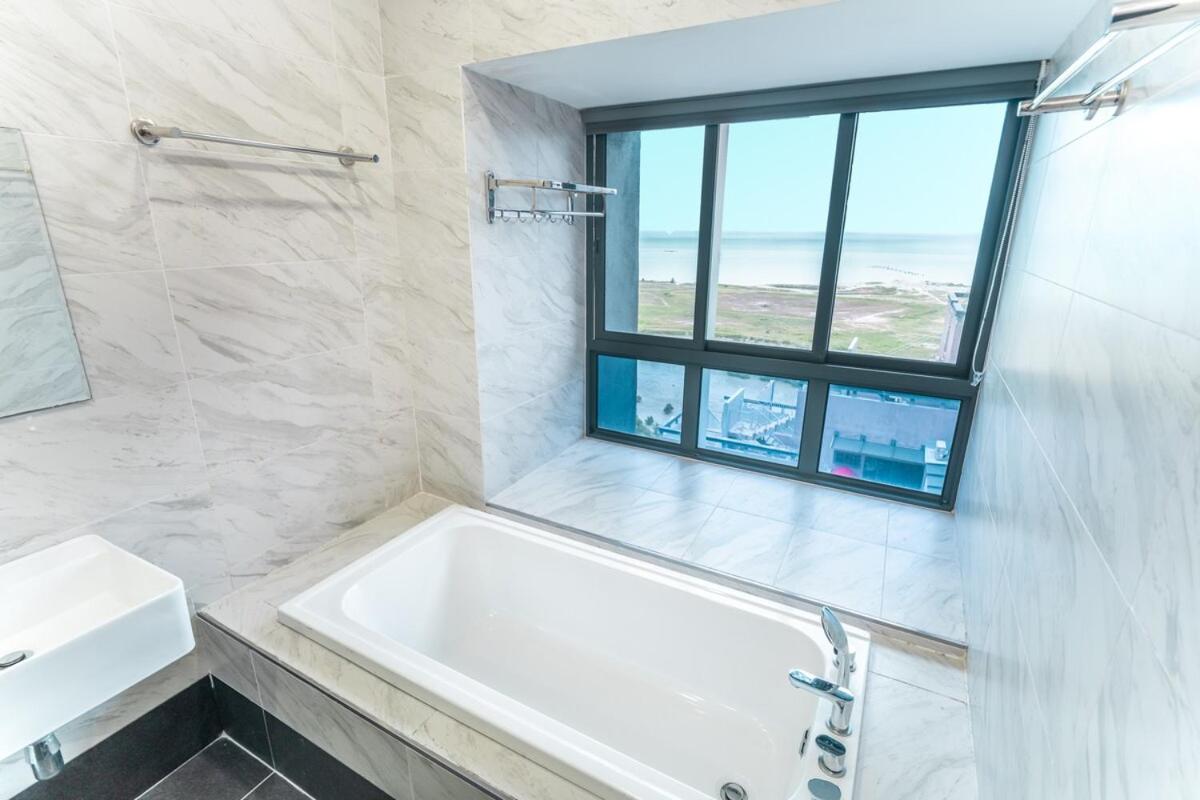 Imperio A2213A with Bathtub 3pax free Wifi Parking
