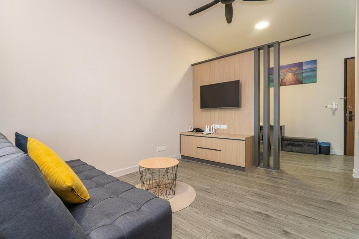 Imperio A2213A with Bathtub 3pax free Wifi Parking