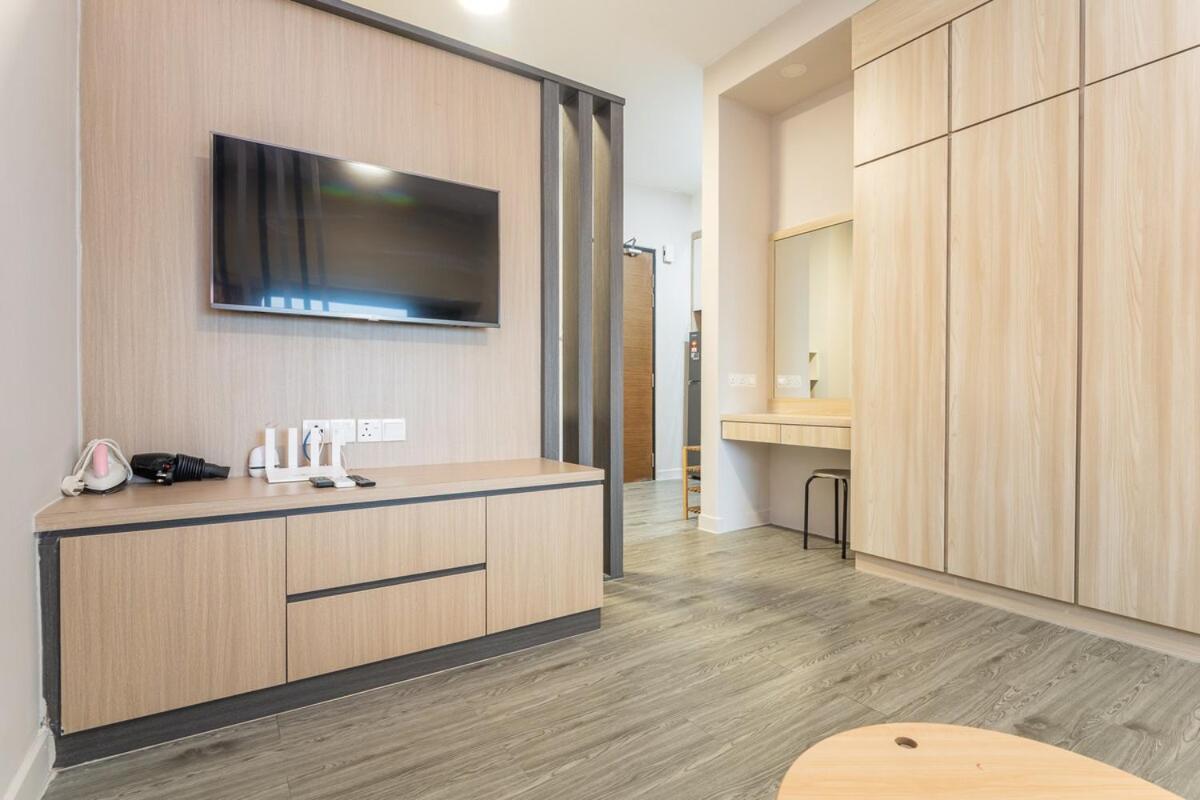 Imperio A2213A with Bathtub 3pax free Wifi Parking