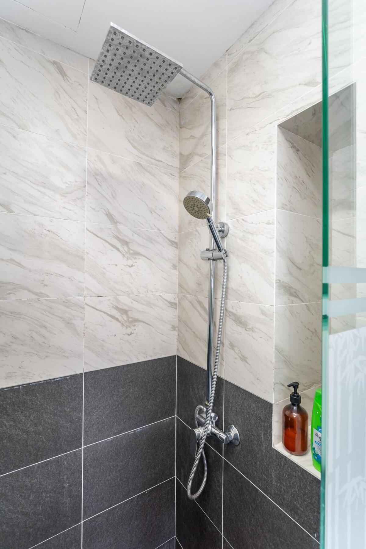 Imperio A2213A with Bathtub 3pax free Wifi Parking