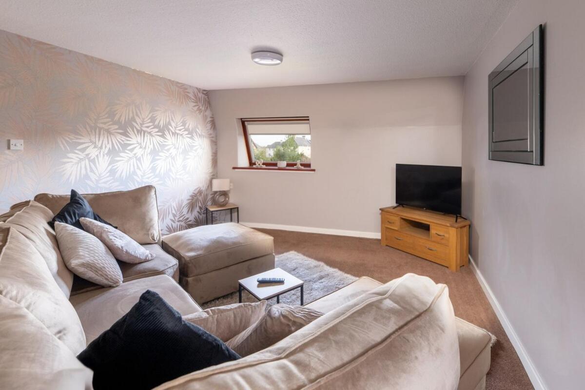 THE KEMPS 7bed 6 bathroom PARKING for 3 vehicles Ideal for contractors Next to LIDLE part of Langleycottageandapartments portfolio REDUCTION FOR LONG STAYS