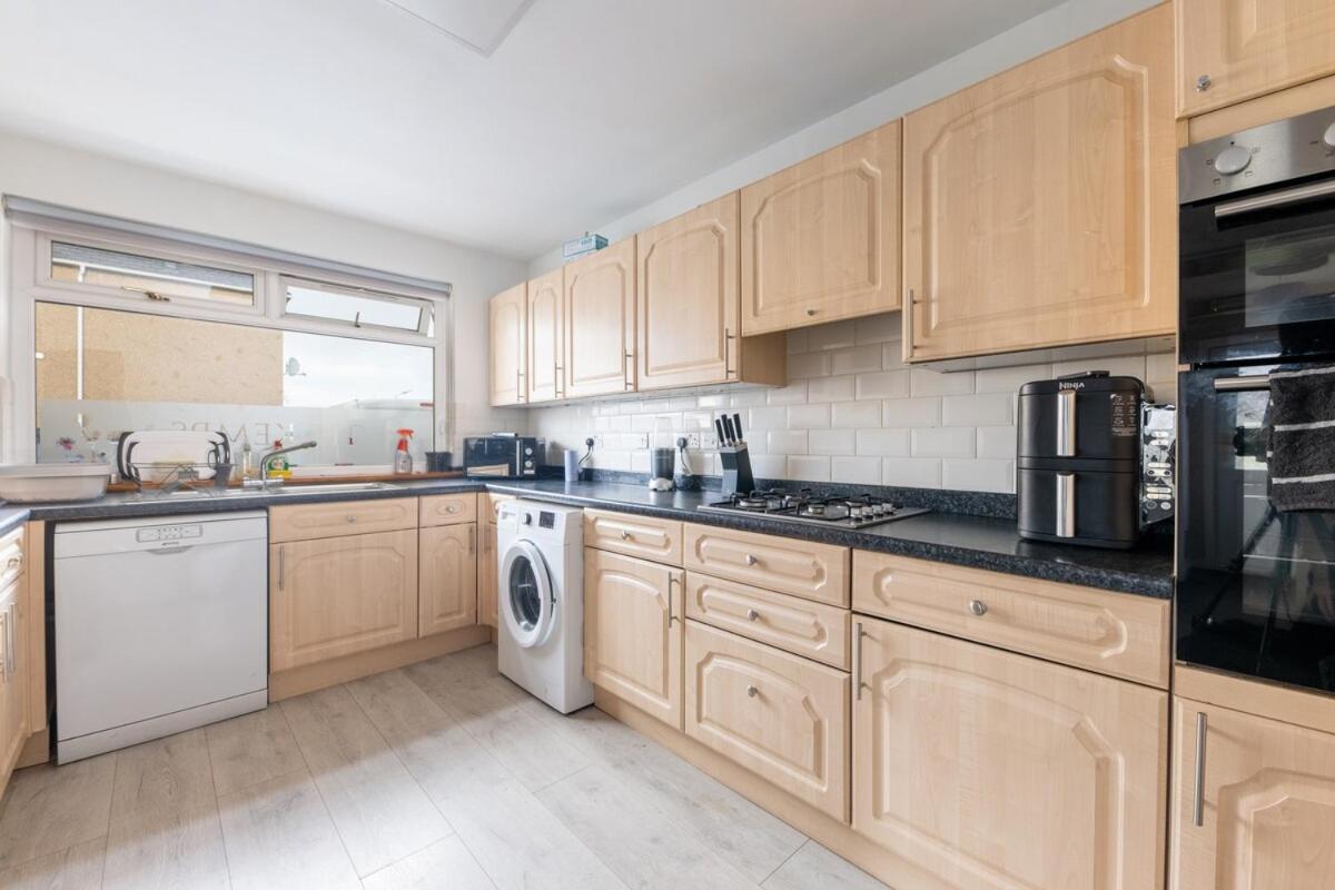 THE KEMPS 7bed 6 bathroom PARKING for 3 vehicles Ideal for contractors Next to LIDLE part of Langleycottageandapartments portfolio REDUCTION FOR LONG STAYS